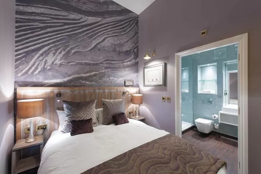 Shower, Bed in The Saxon Crown Wetherspoon