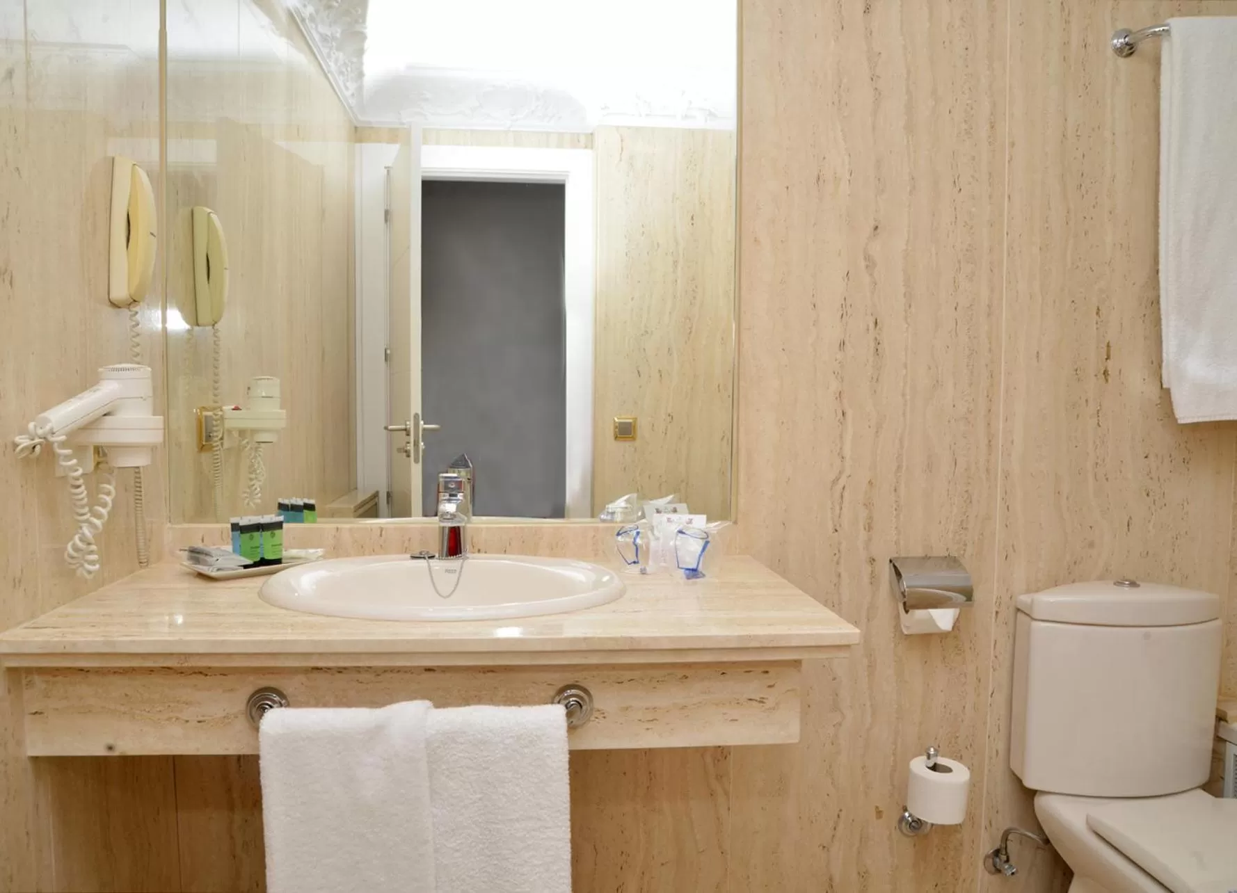 Bathroom in Artheus Carmelitas Salamanca