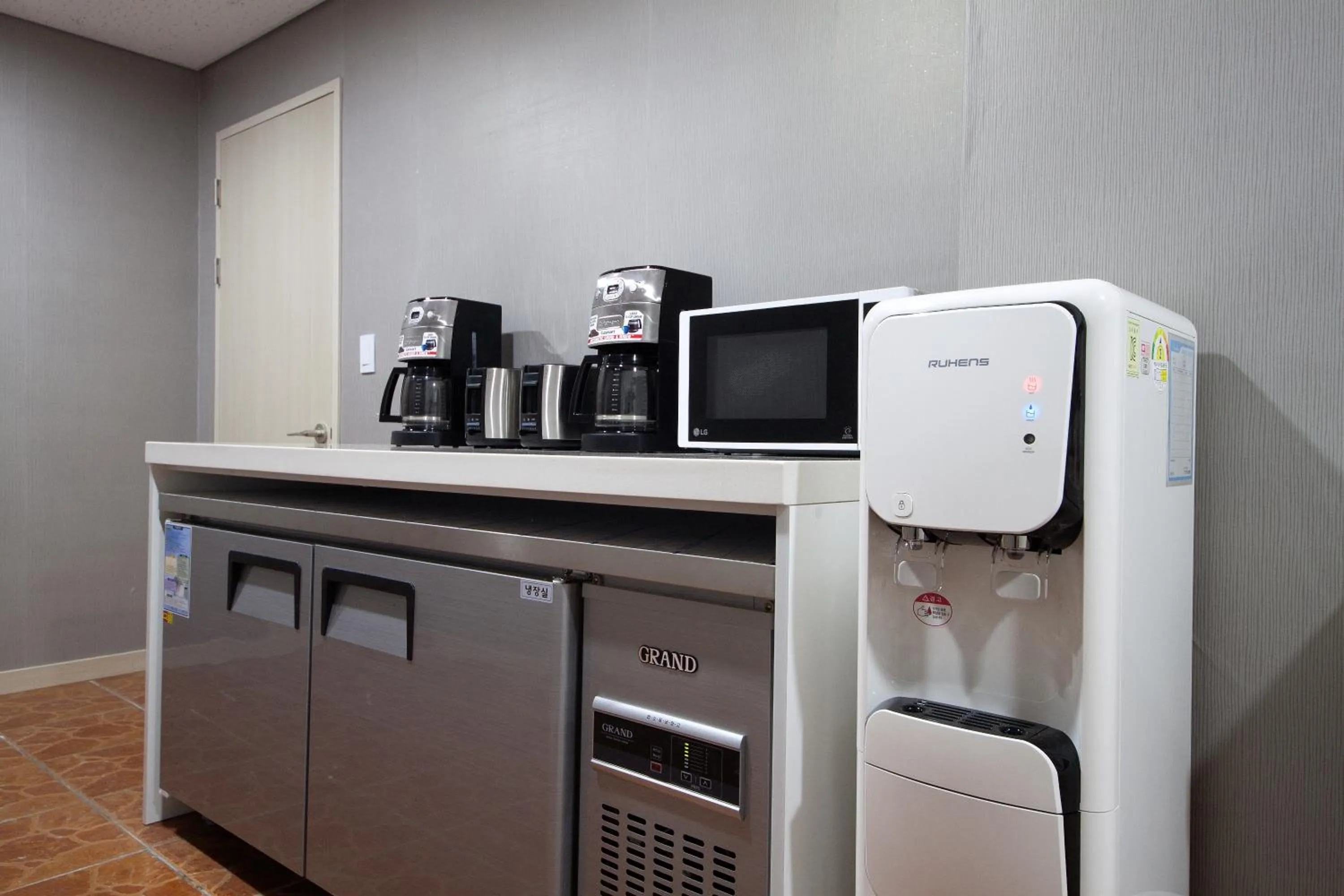 Communal kitchen in K-Grand Hostel Gangnam1