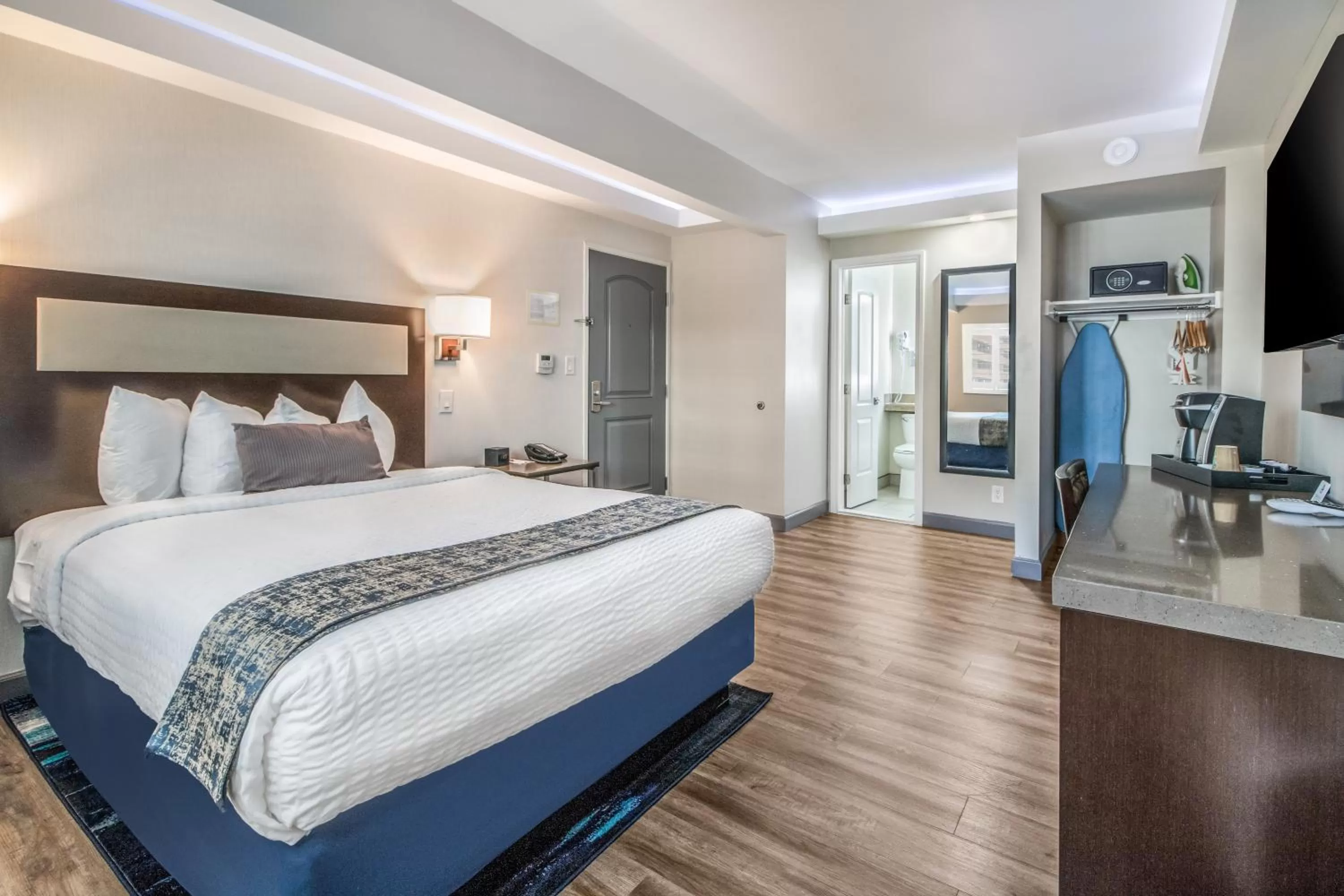 Bedroom, Bed in Inn at 50 Long Beach Convention Center