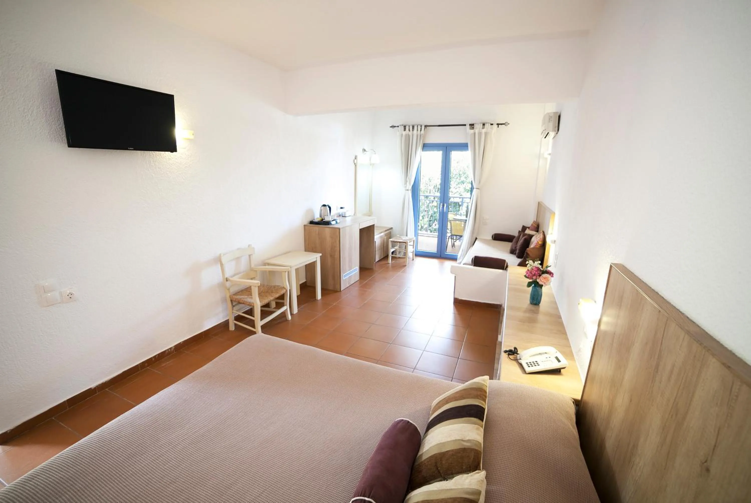 Photo of the whole room, Bed in Elpida Village