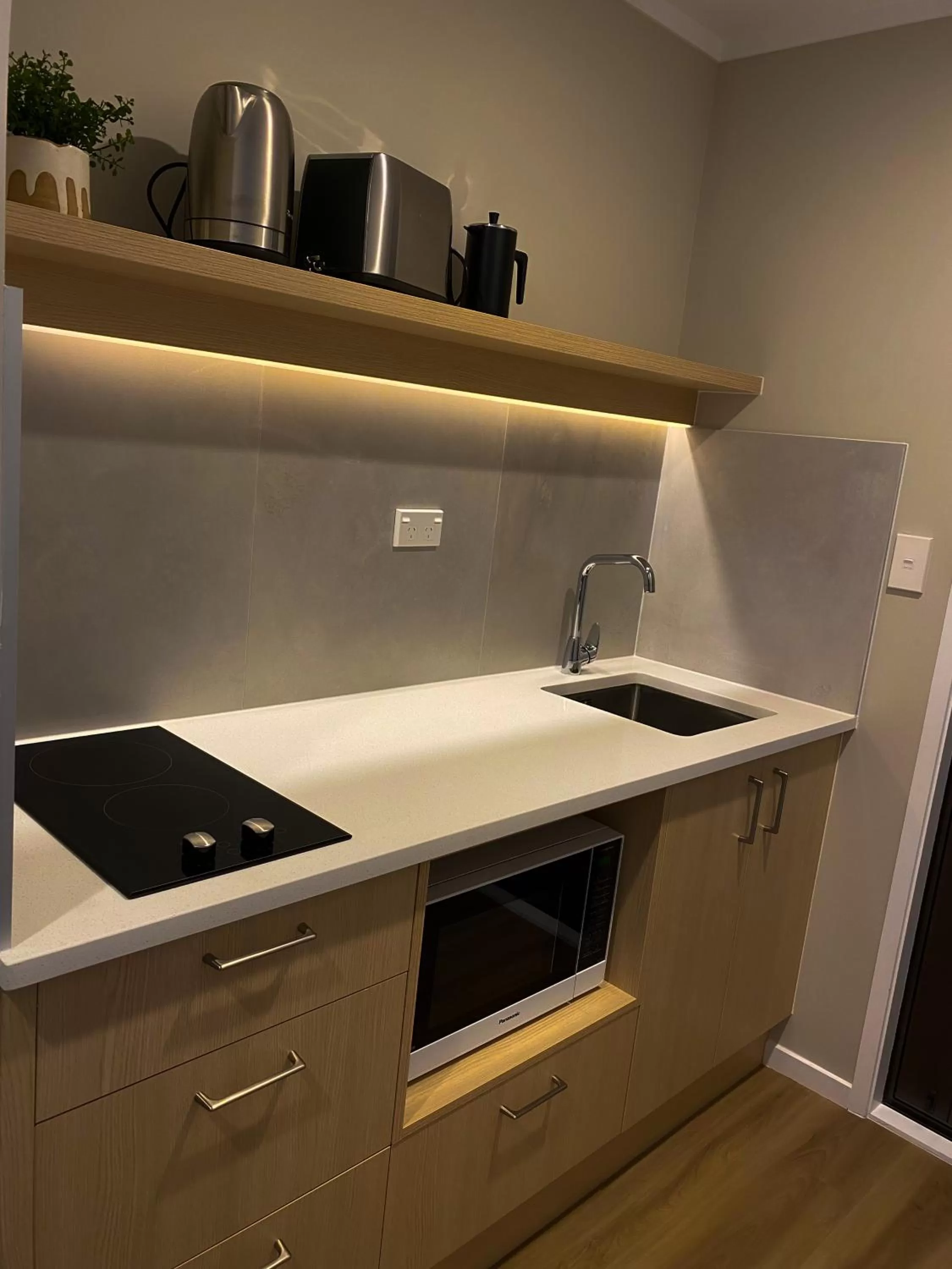 Kitchen or kitchenette in Takapuna International Motor Lodge