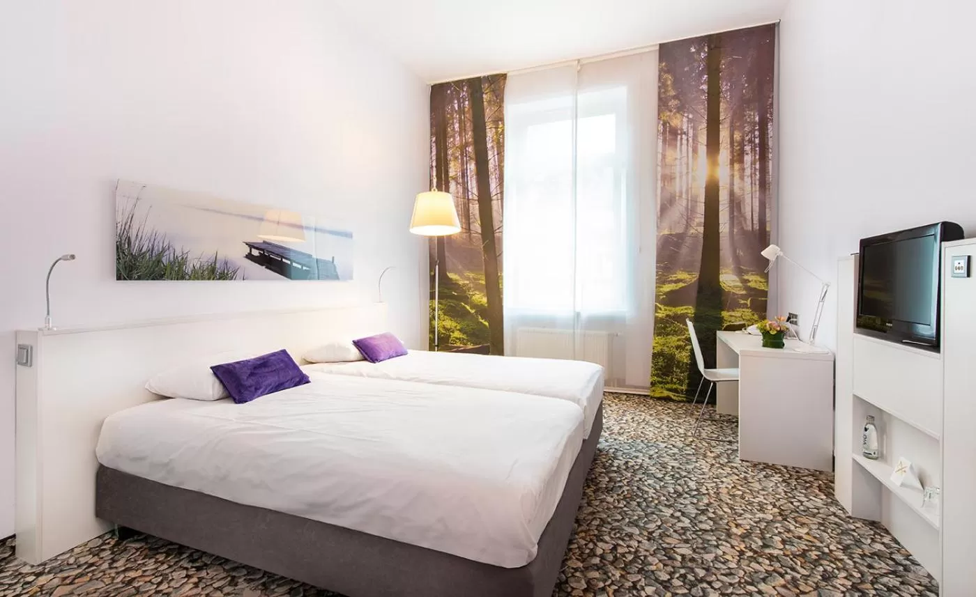 View (from property/room), Bed in Ambassador Hotel