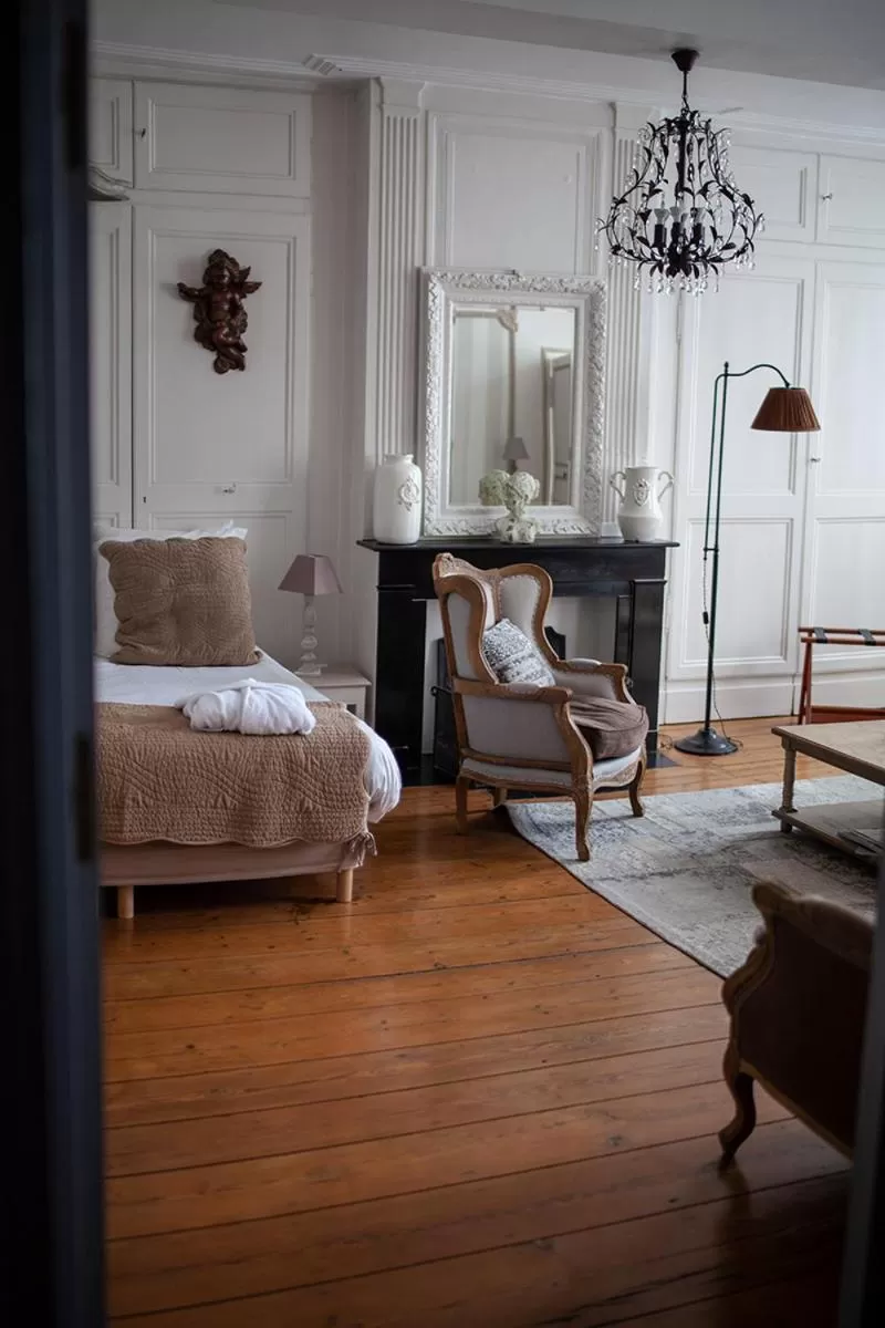 hair dresser, Bed in Bienvenue Chez Nous