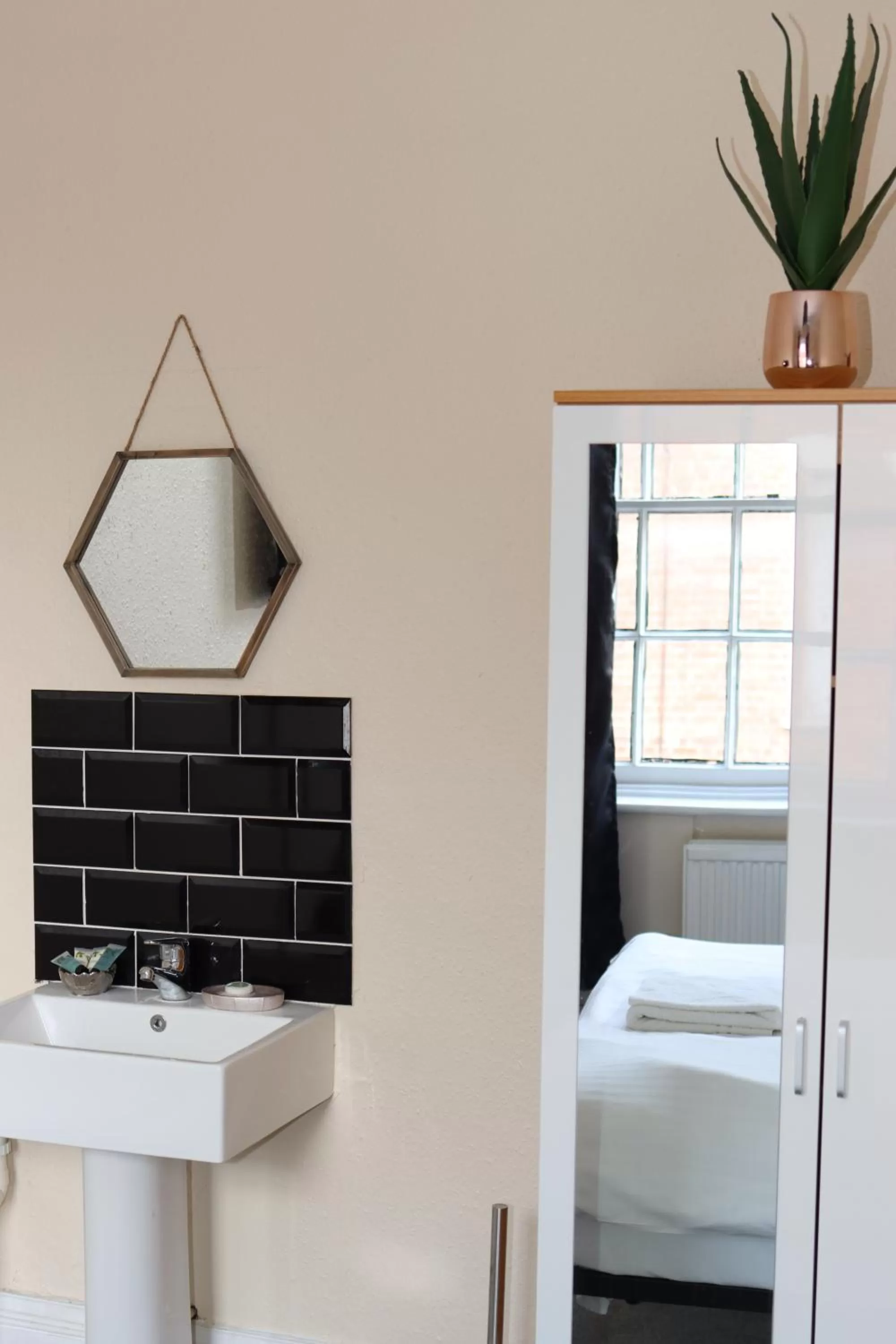 Bedroom, Bed in Huntsman Tavern