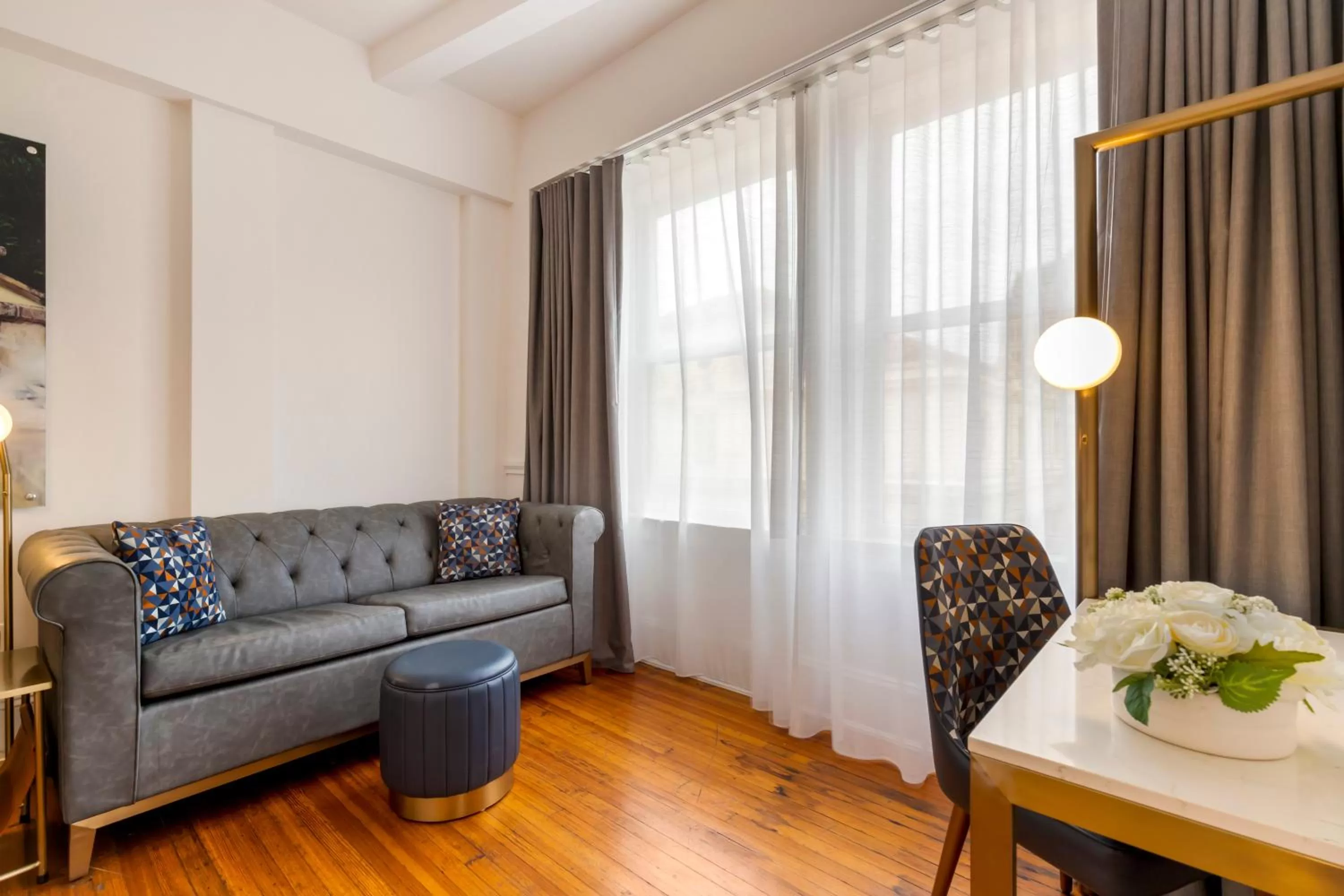 Seating area in Hotel Gibbs Downtown Riverwalk