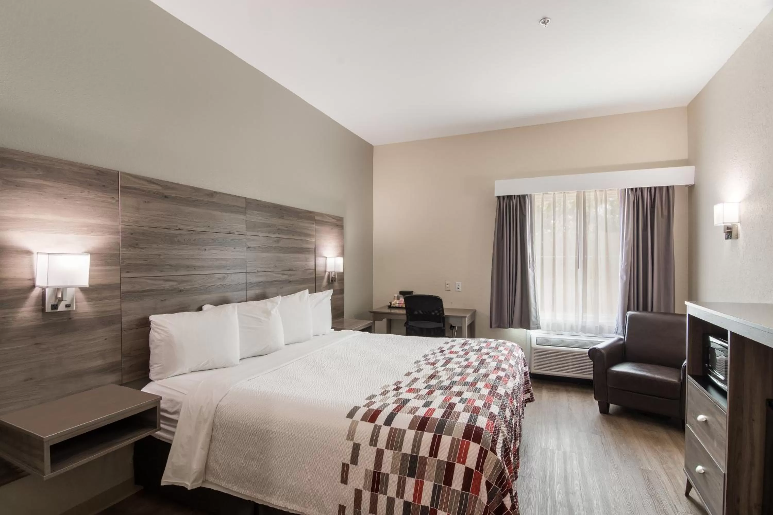 Photo of the whole room, Bed in Red Roof Inn Panama City