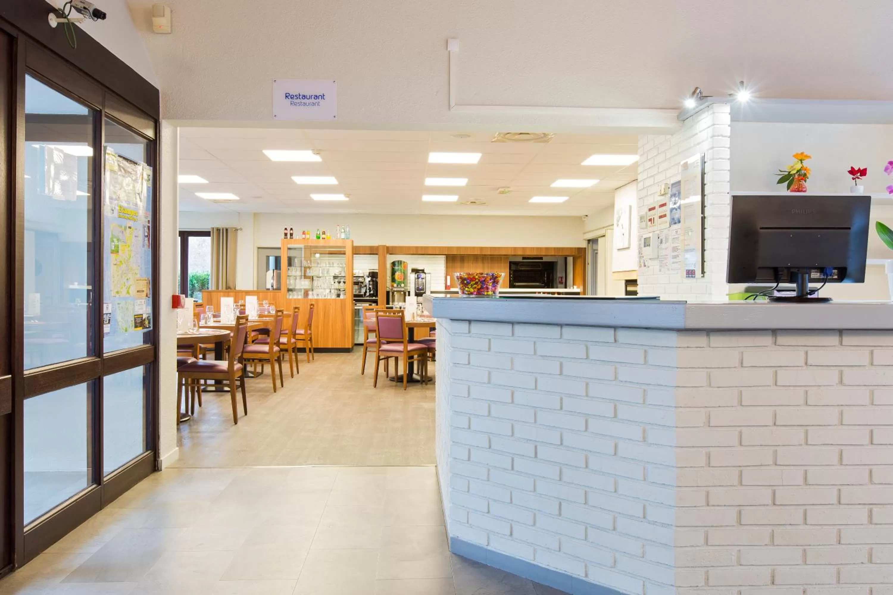 Lobby or reception in Comfort Hotel Etampes