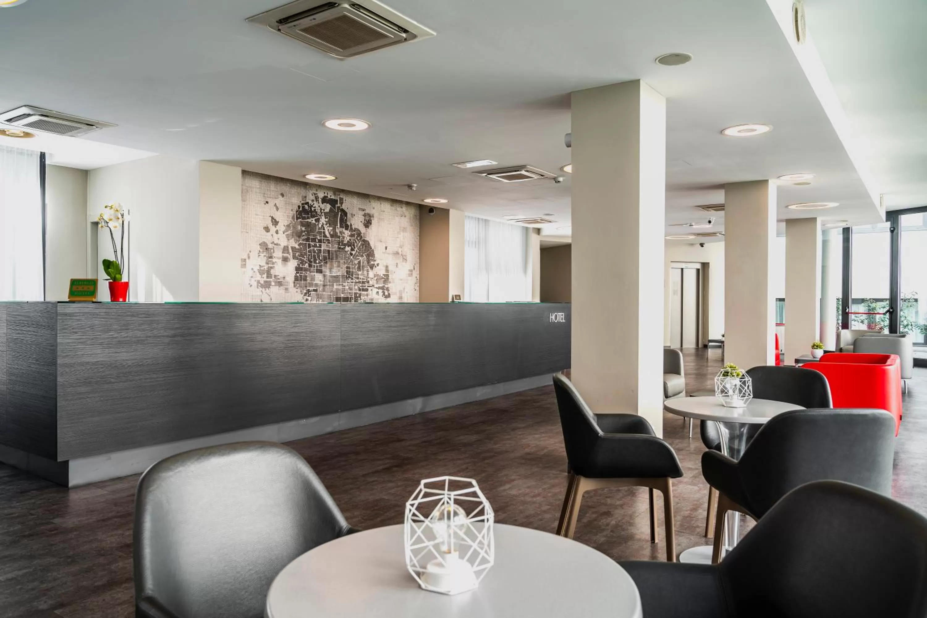 Lobby or reception in Fasthotel Linate