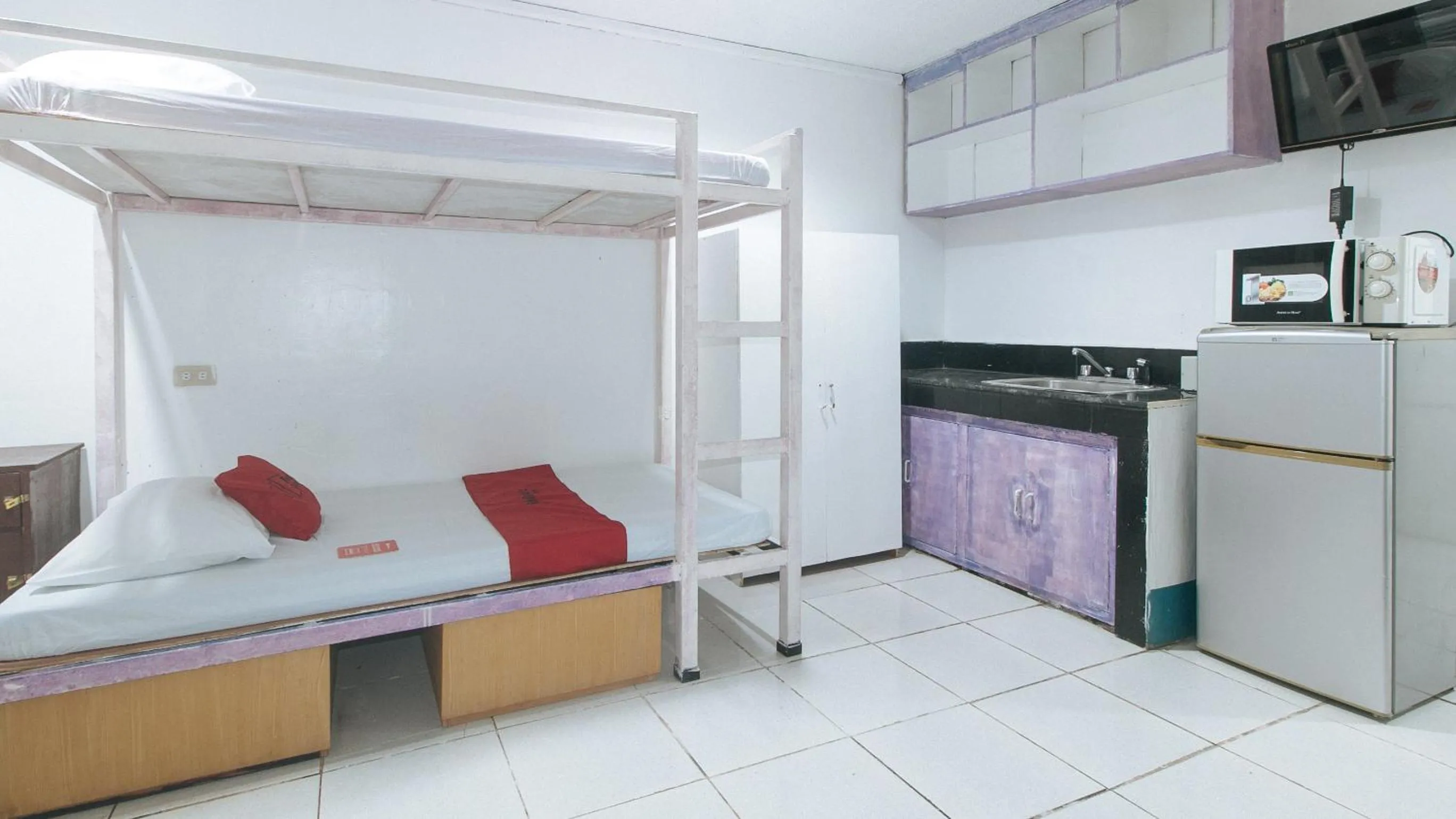 Photo of the whole room in RedDoorz at Crowne One Condo