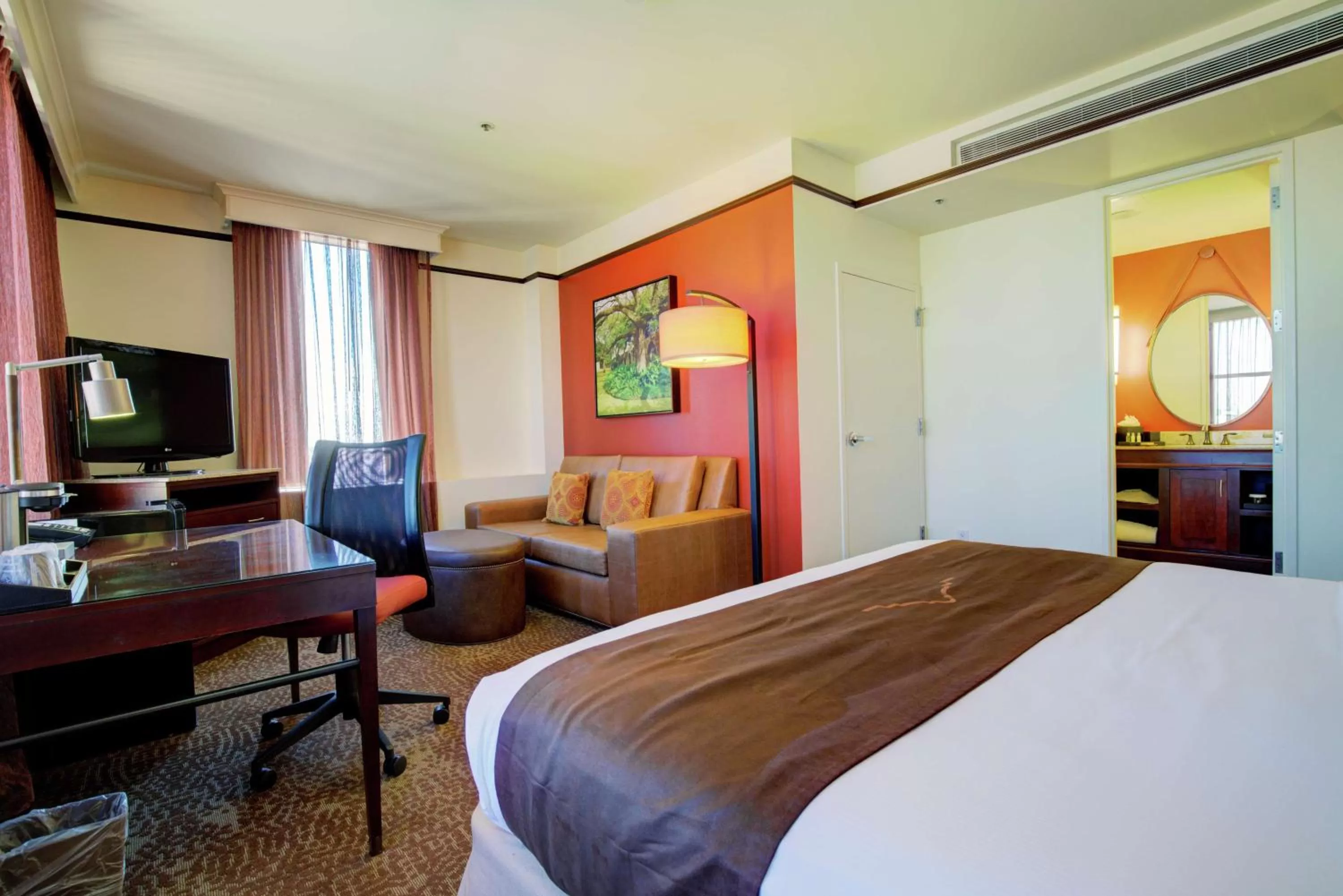 Photo of the whole room, Bed in The Emily Morgan Hotel - A DoubleTree by Hilton