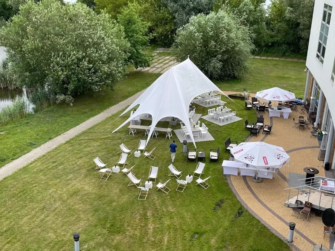 Garden view in Hotel Victor Pruszków DeSilva