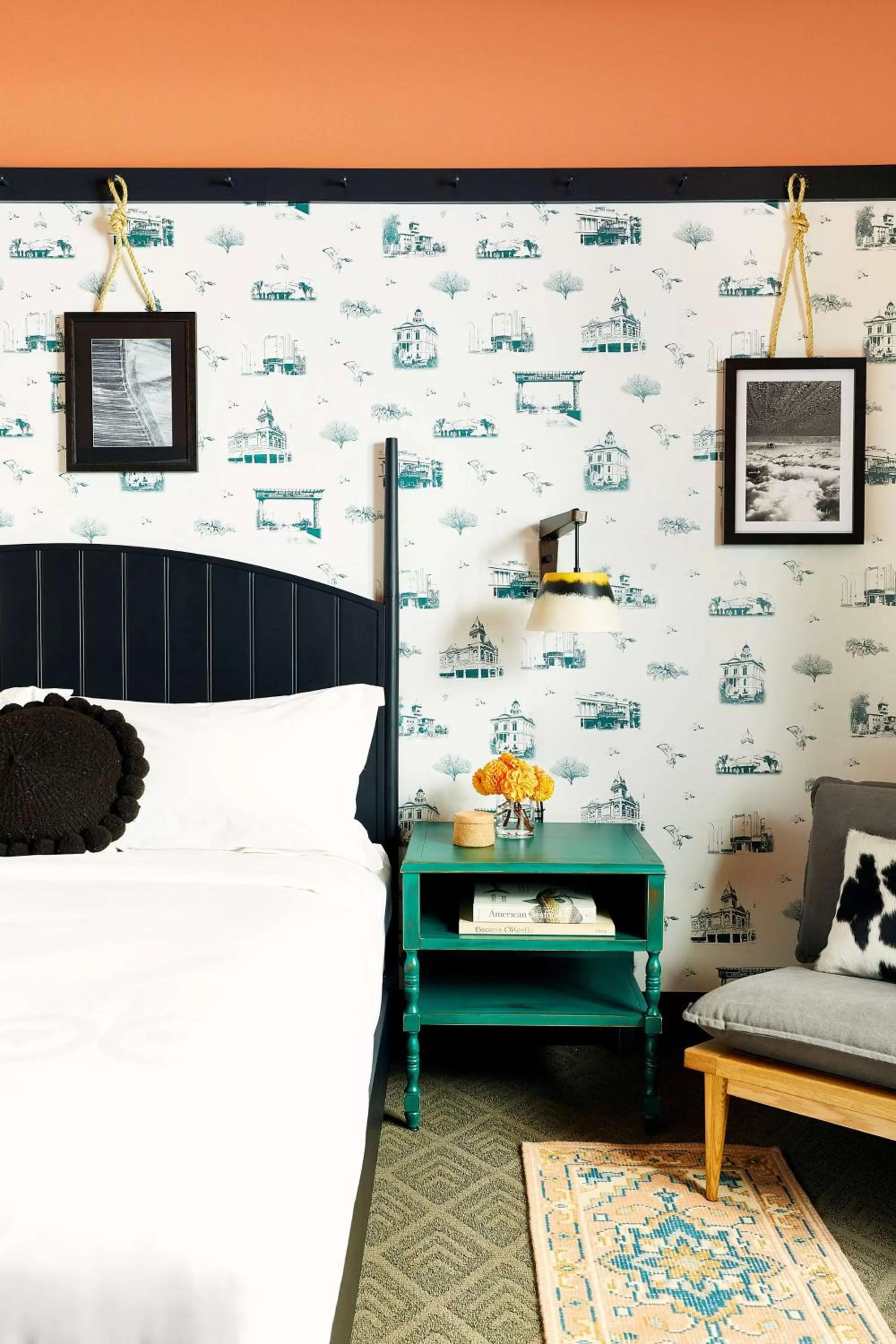 Photo of the whole room, Bed in El Capitan Hotel