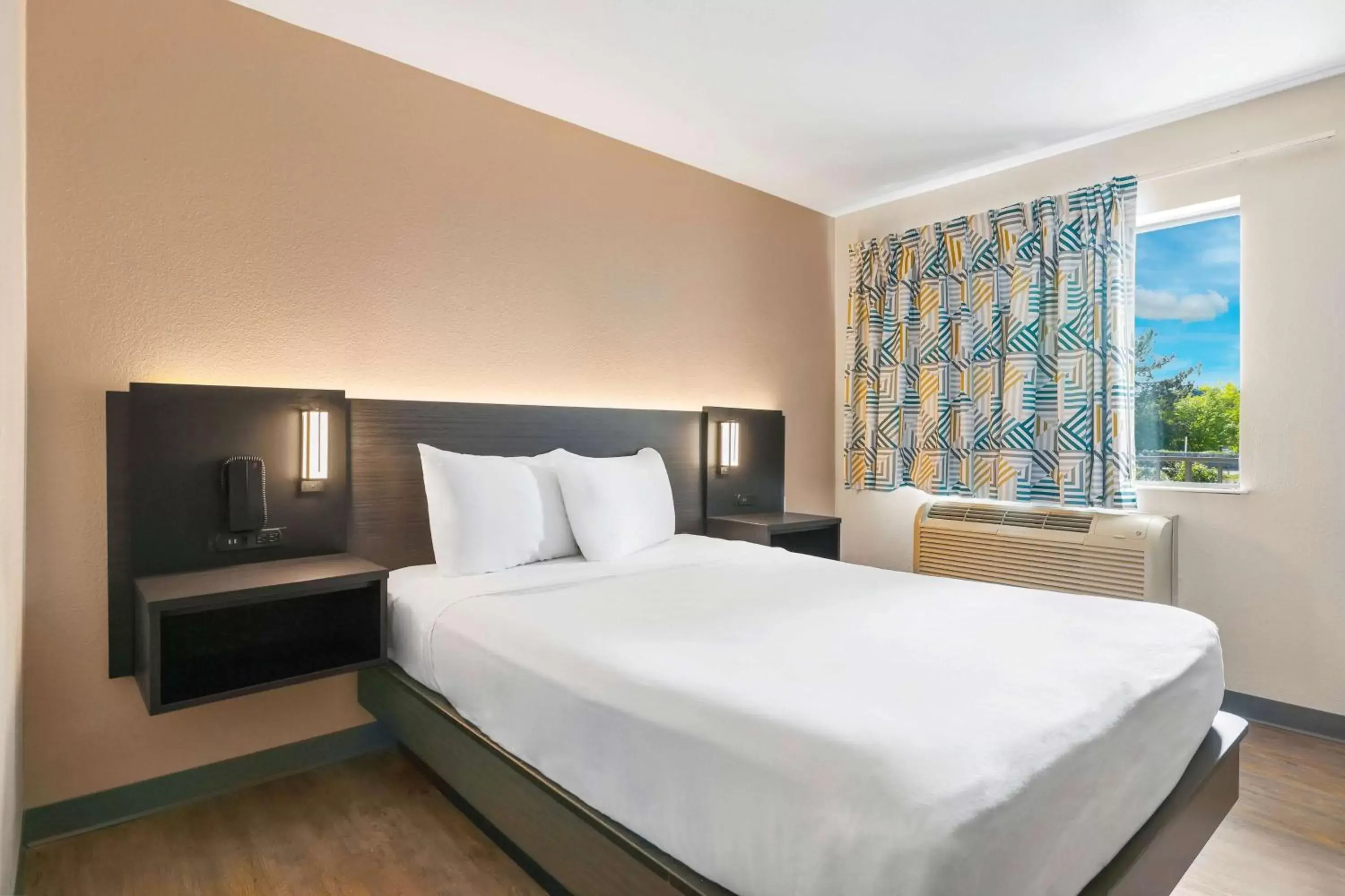 Standard Queen Room in Motel 6-Kirkland, WA - North Kirkland Standard Queen Room in Motel 6-Kirkland, WA - North Kirkland