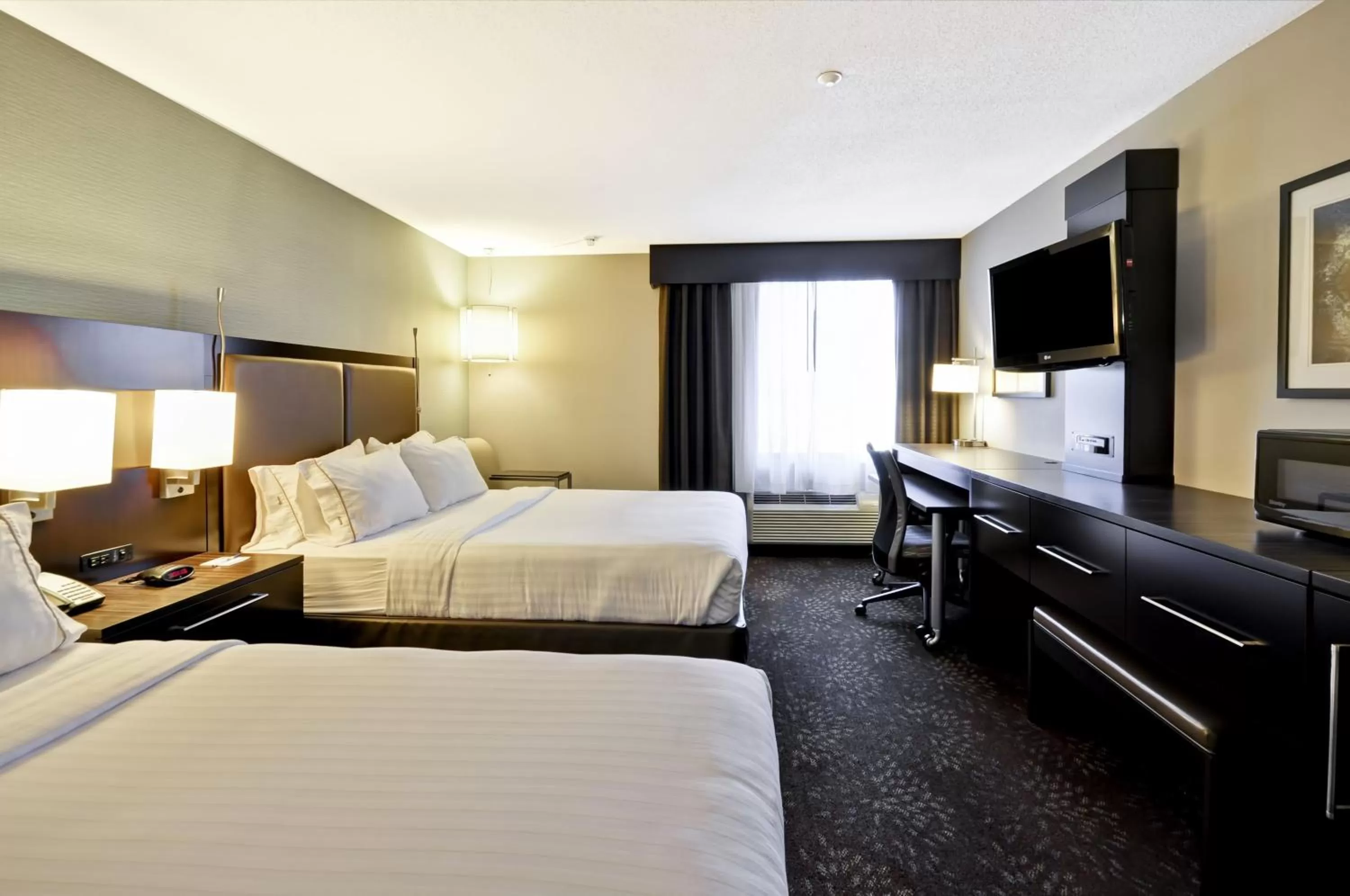 Photo of the whole room, Bed in Holiday Inn Express Romulus / Detroit Airport by IHG