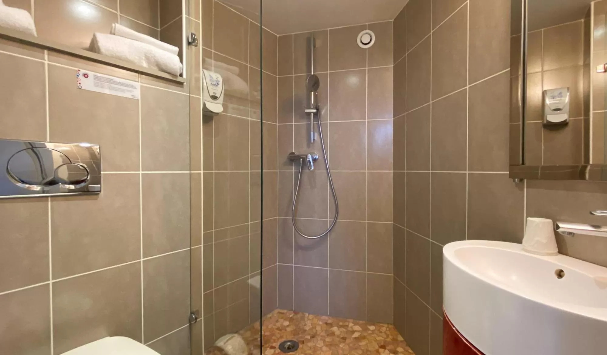 Bathroom in Charme Hôtel, Montbéliard Sud