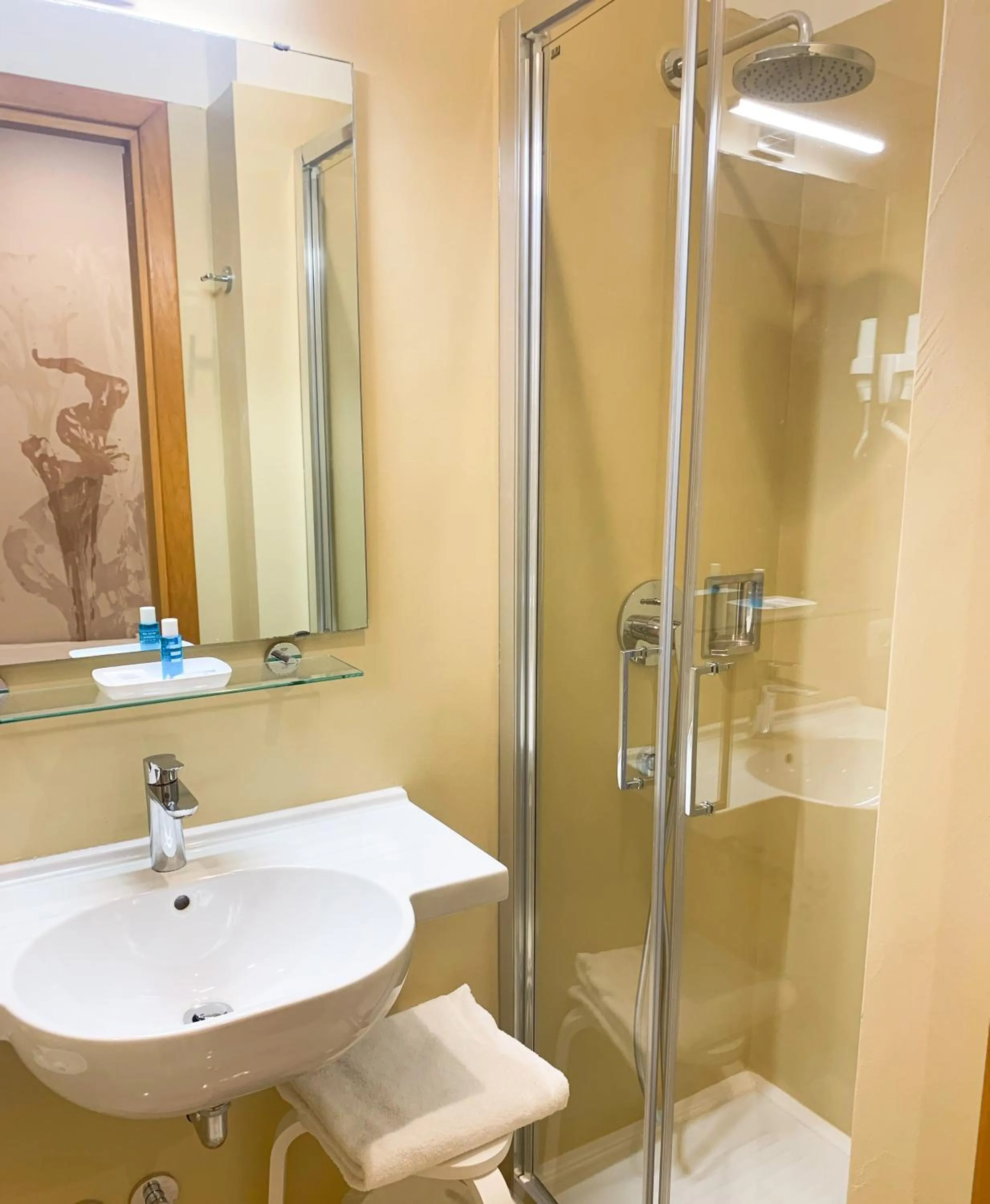 Shower in Flower Garden Hotel