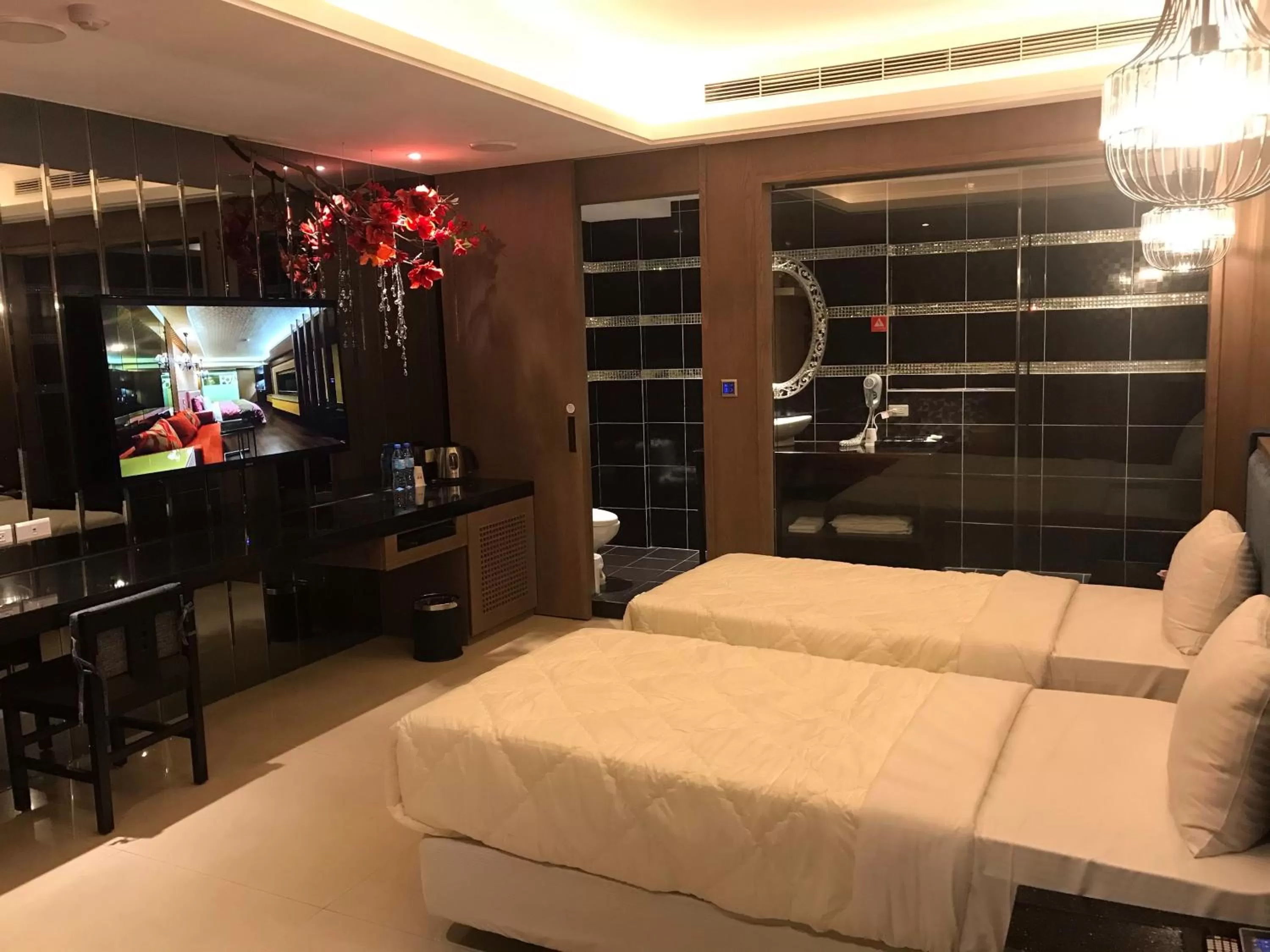 Communal lounge/ TV room, Bed in 合樂商旅 He&Le