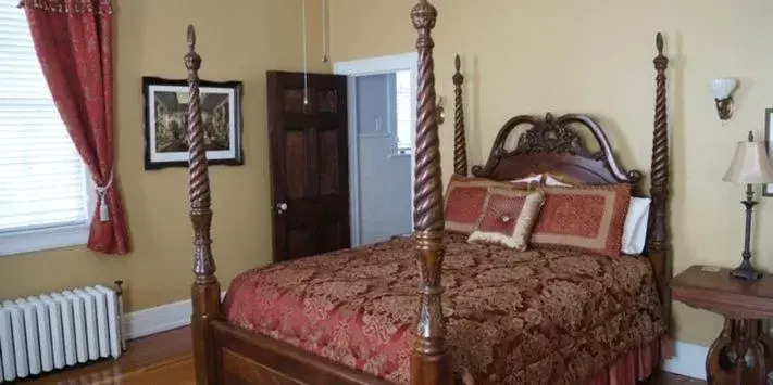 Deluxe Queen Room in King George Inn Deluxe Queen Room in King George Inn