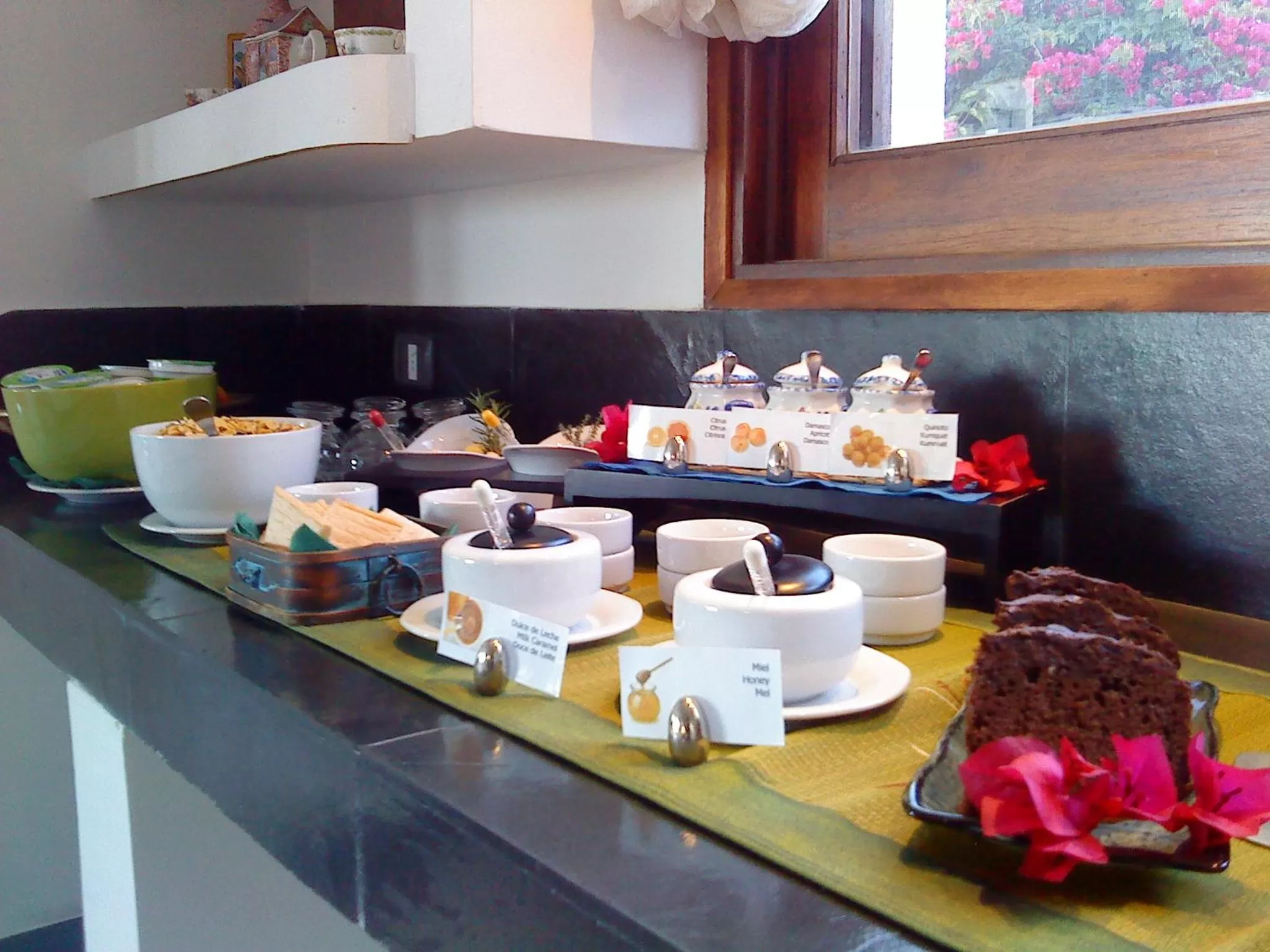 Buffet breakfast in Posada de los Pajaros