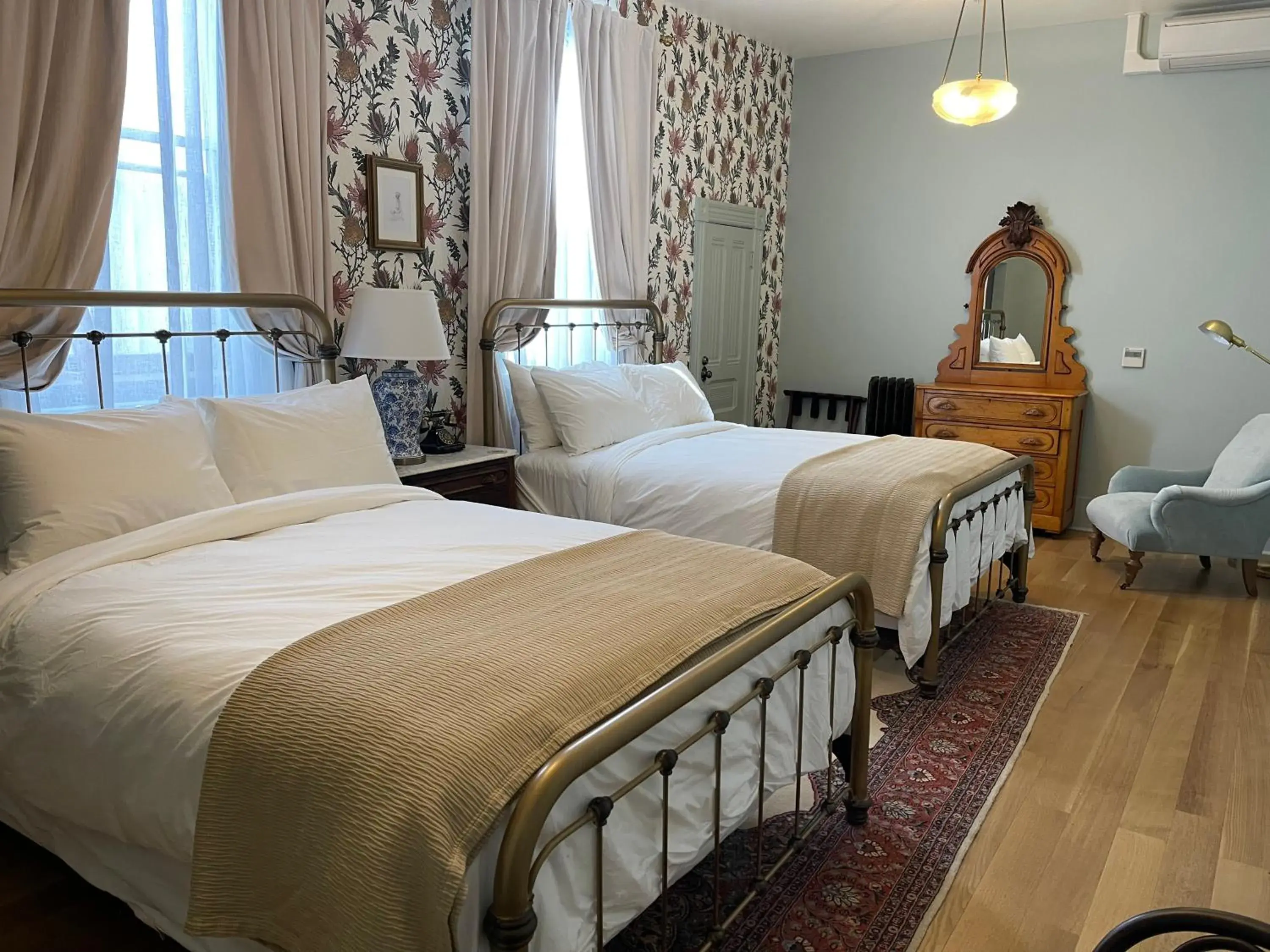 Deluxe Queen Room with Two Queen Beds in National Exchange Hotel Deluxe Queen Room with Two Queen Beds in National Exchange Hotel