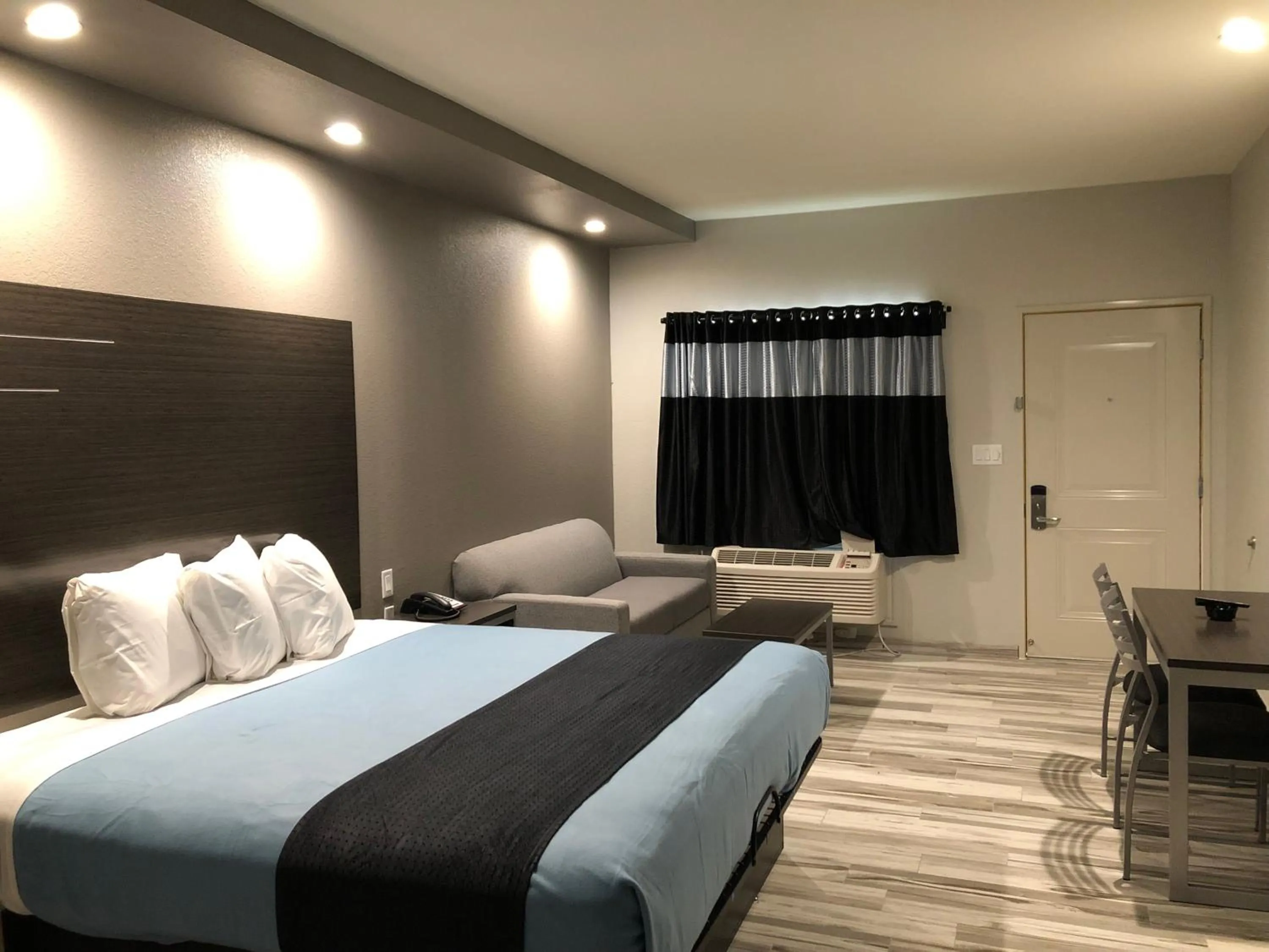 Bedroom, Bed in Crystal Inn Downtown