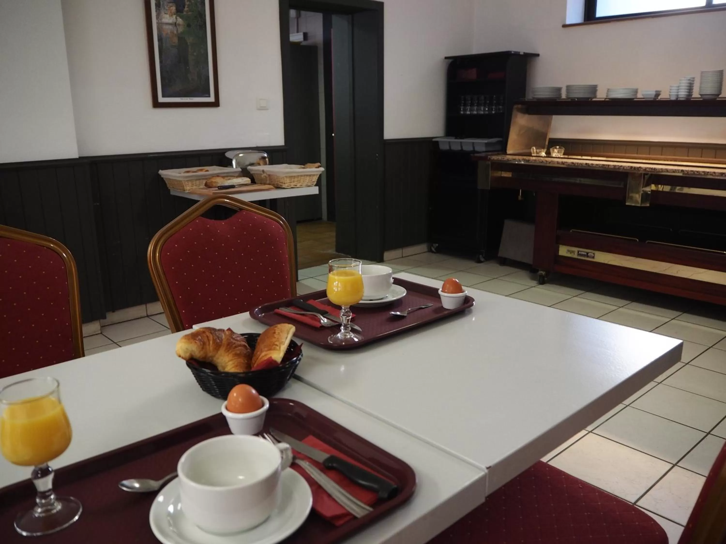 Kitchen/Kitchenette in HOTEL LE FOIRAIL