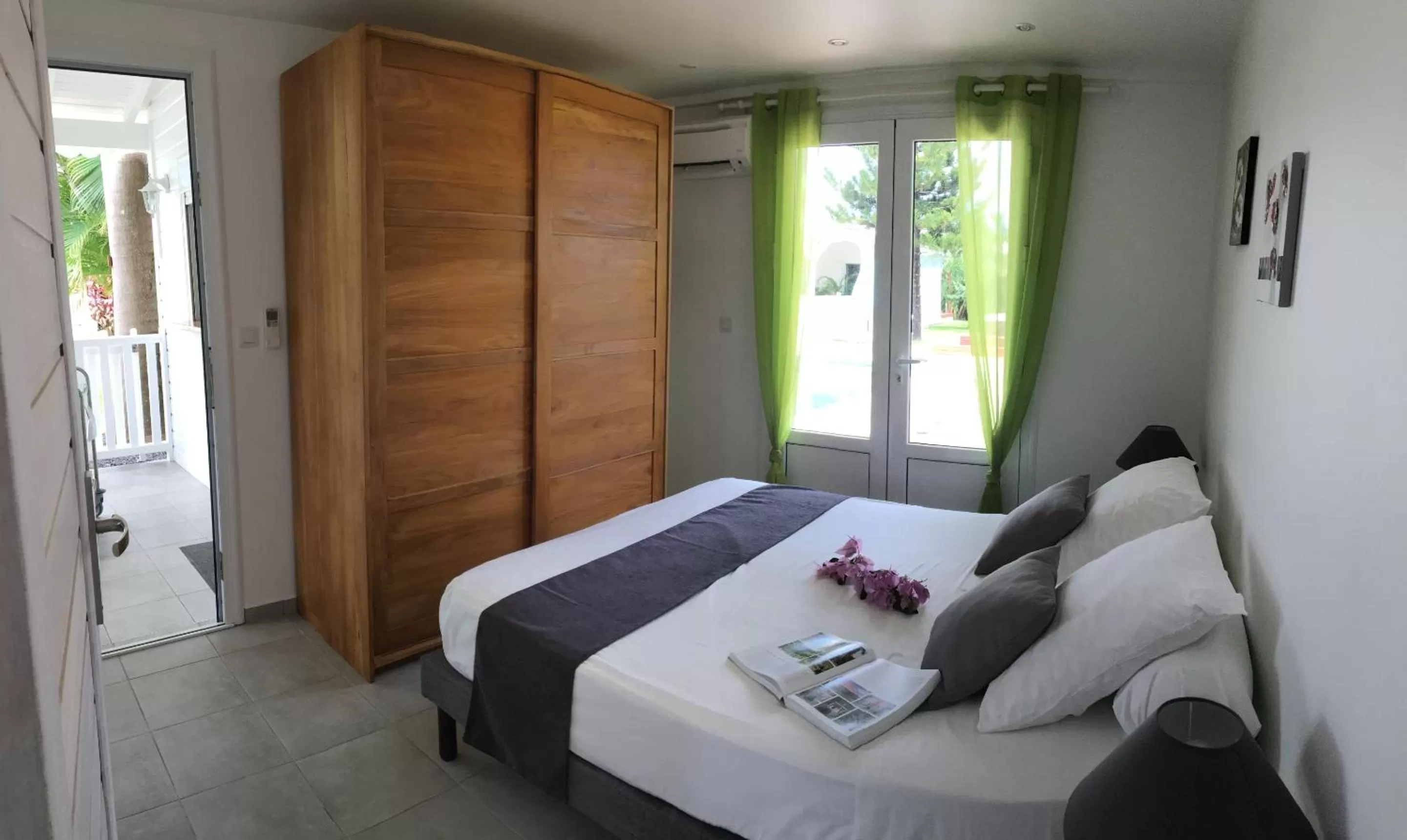 Bedroom, Bed in Chambres d'hôtes et villas chez Flo