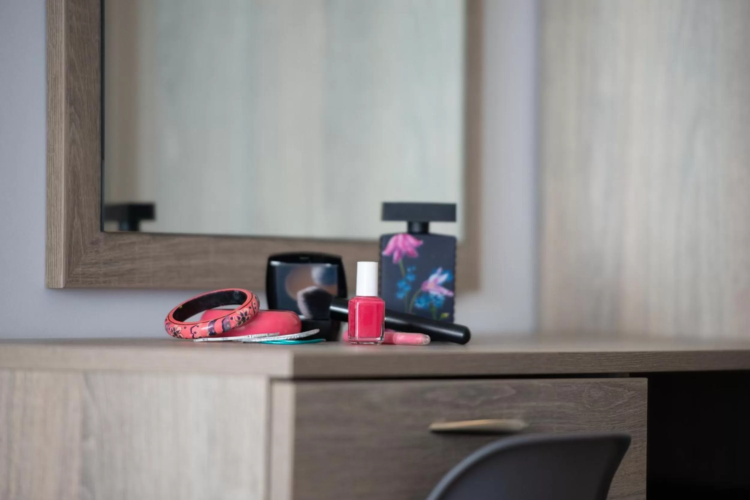 hair dresser in Grand Dodo's Triada Seaview Studios