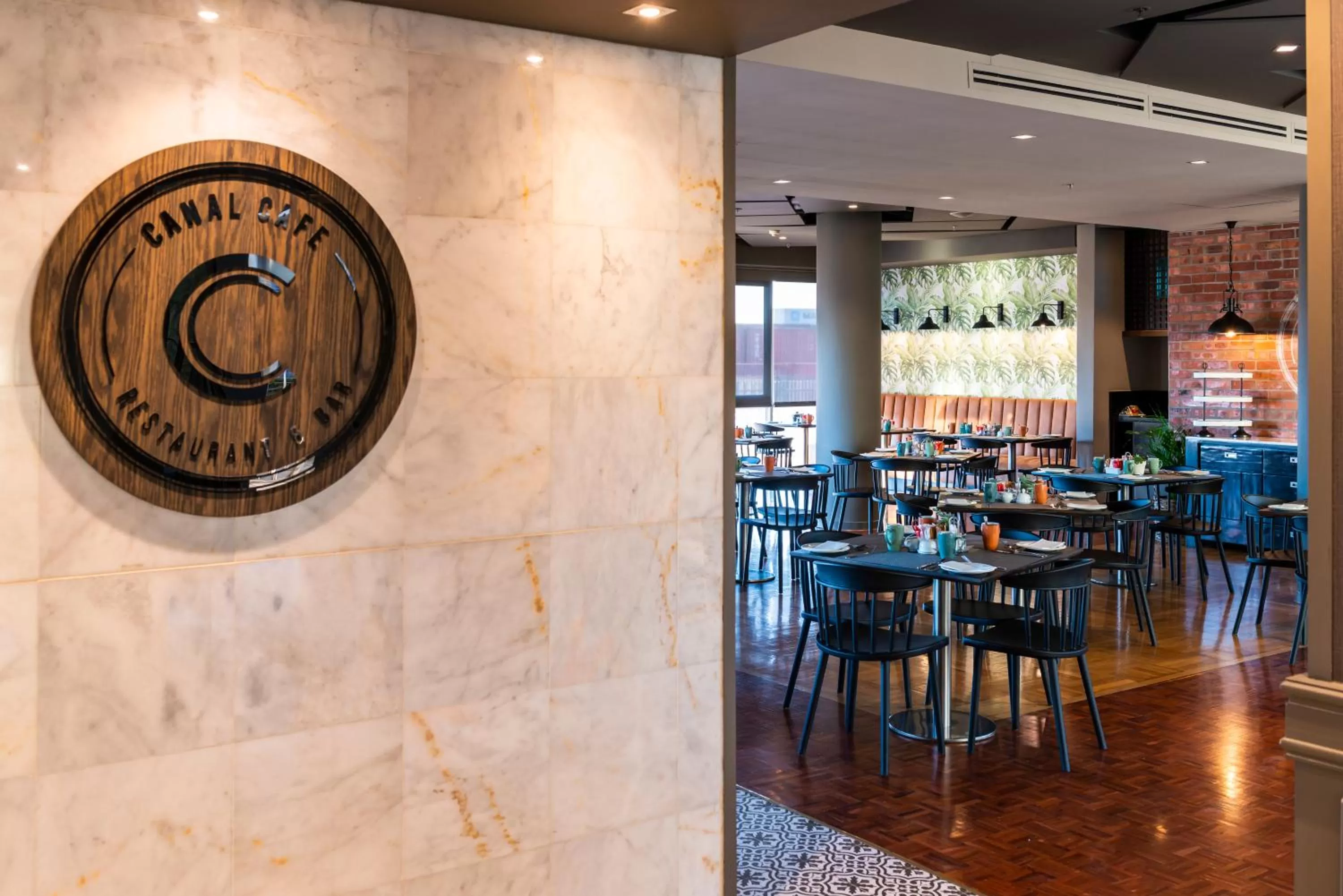 Restaurant/places to eat in aha Harbour Bridge Hotel & Suites