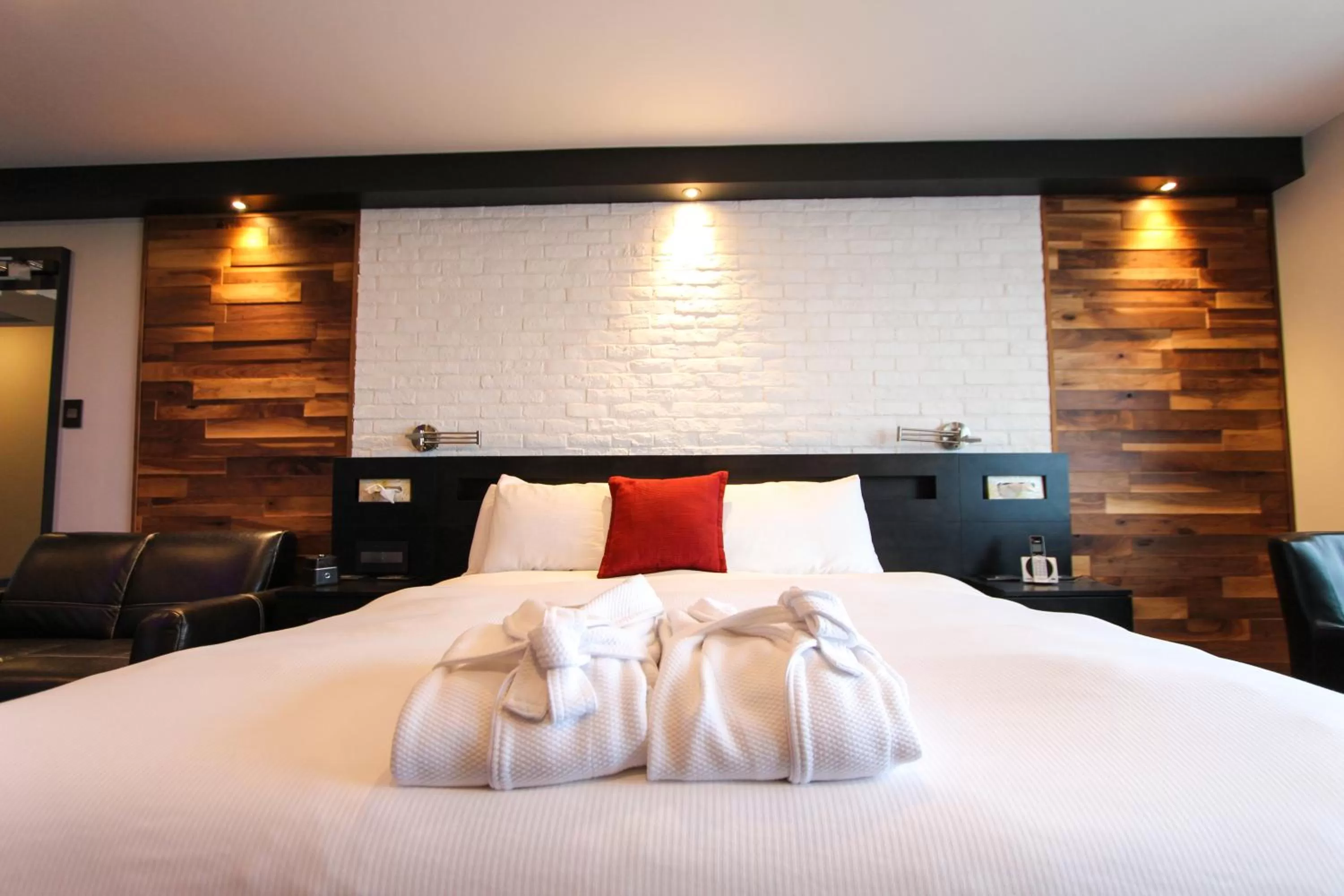 Photo of the whole room, Bed in Hôtel Saint-Germain Rimouski