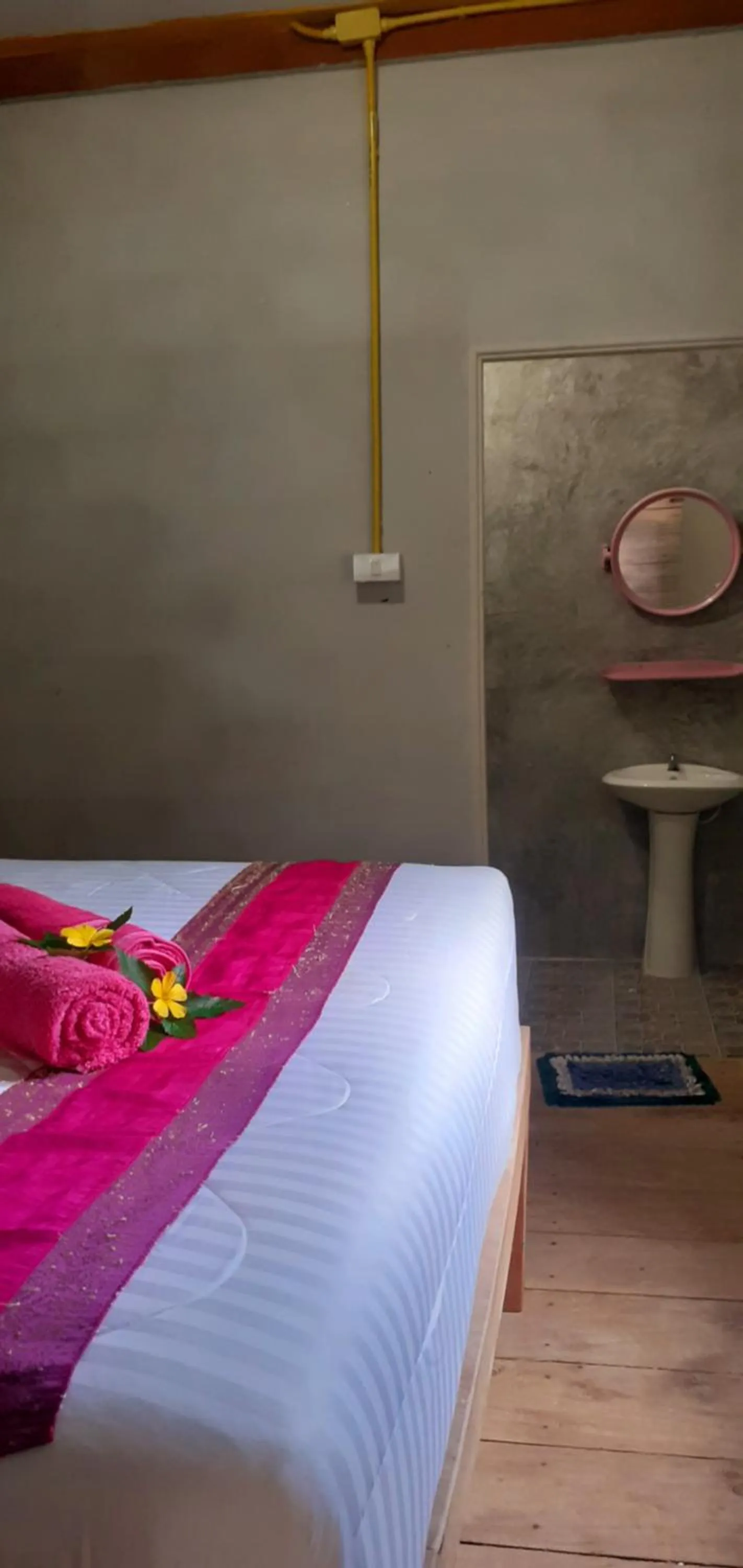 Photo of the whole room, Bed in Lanta Maikeaw Bungalow