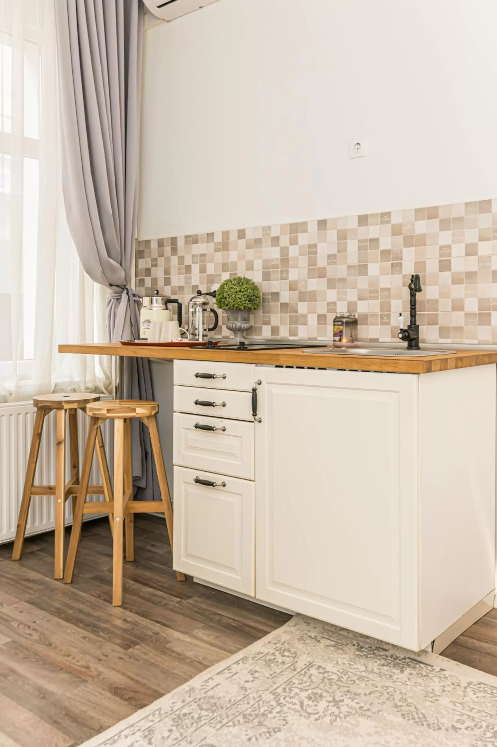 Kitchen or kitchenette in ALBERT RESIDENCE Brasov with complimentary parking and 10 percent Food and Drinks