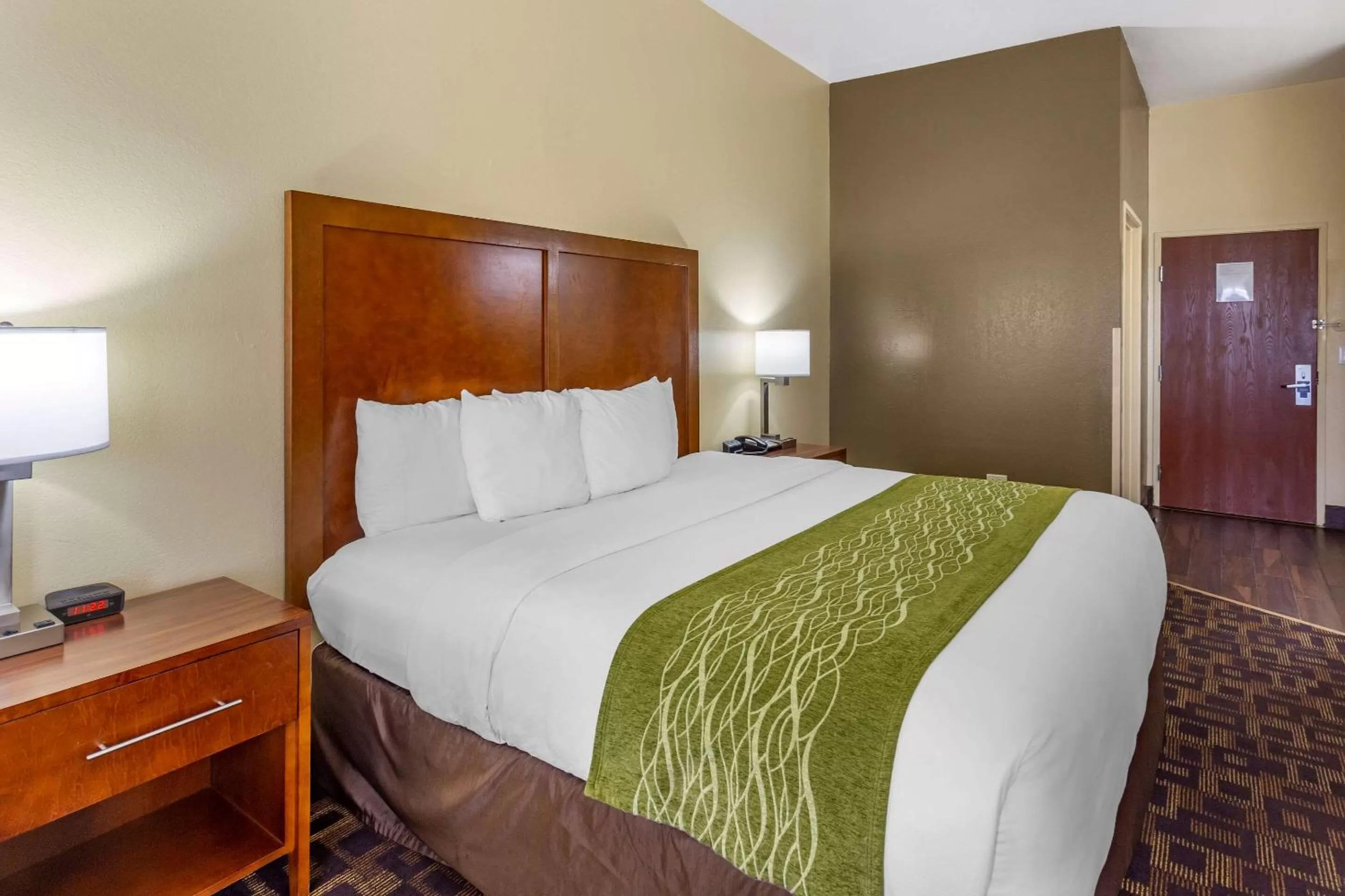 King Room with Roll-in Shower - Disability Access/Non-Smoking in Comfort Inn & Suites North Aurora - Naperville