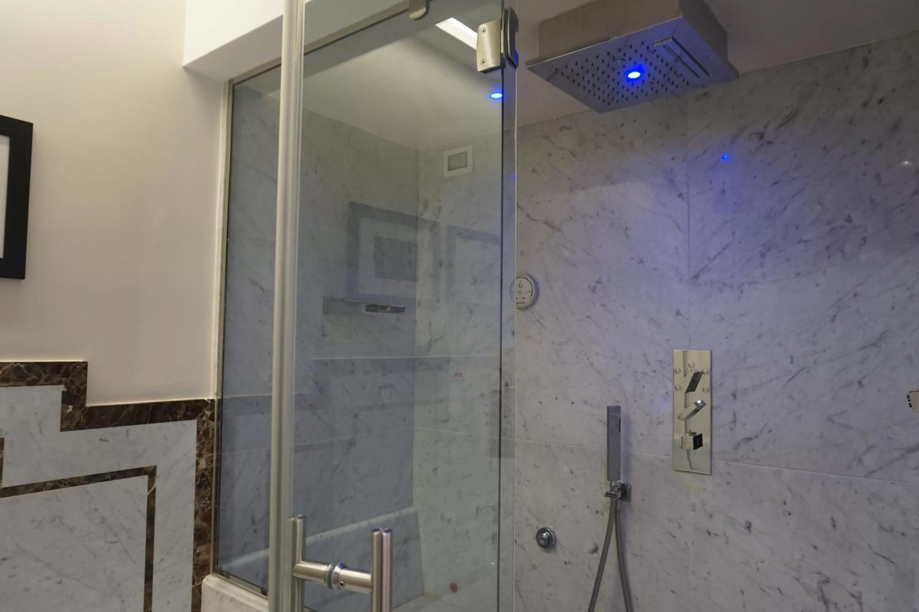 Bathroom in Trevi Palace Luxury Inn