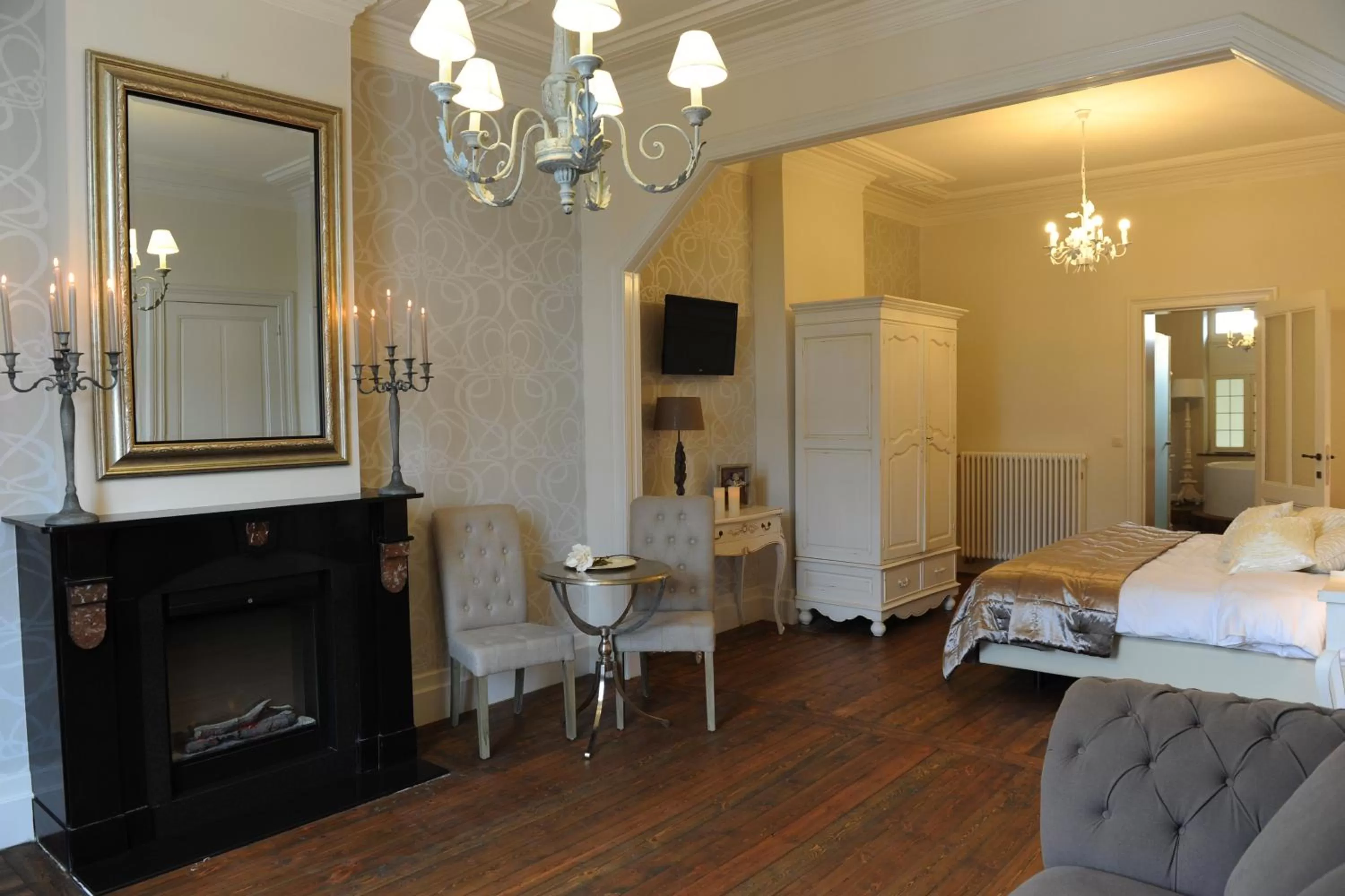 Photo of the whole room, Bed in Charmehotel Villa Saporis