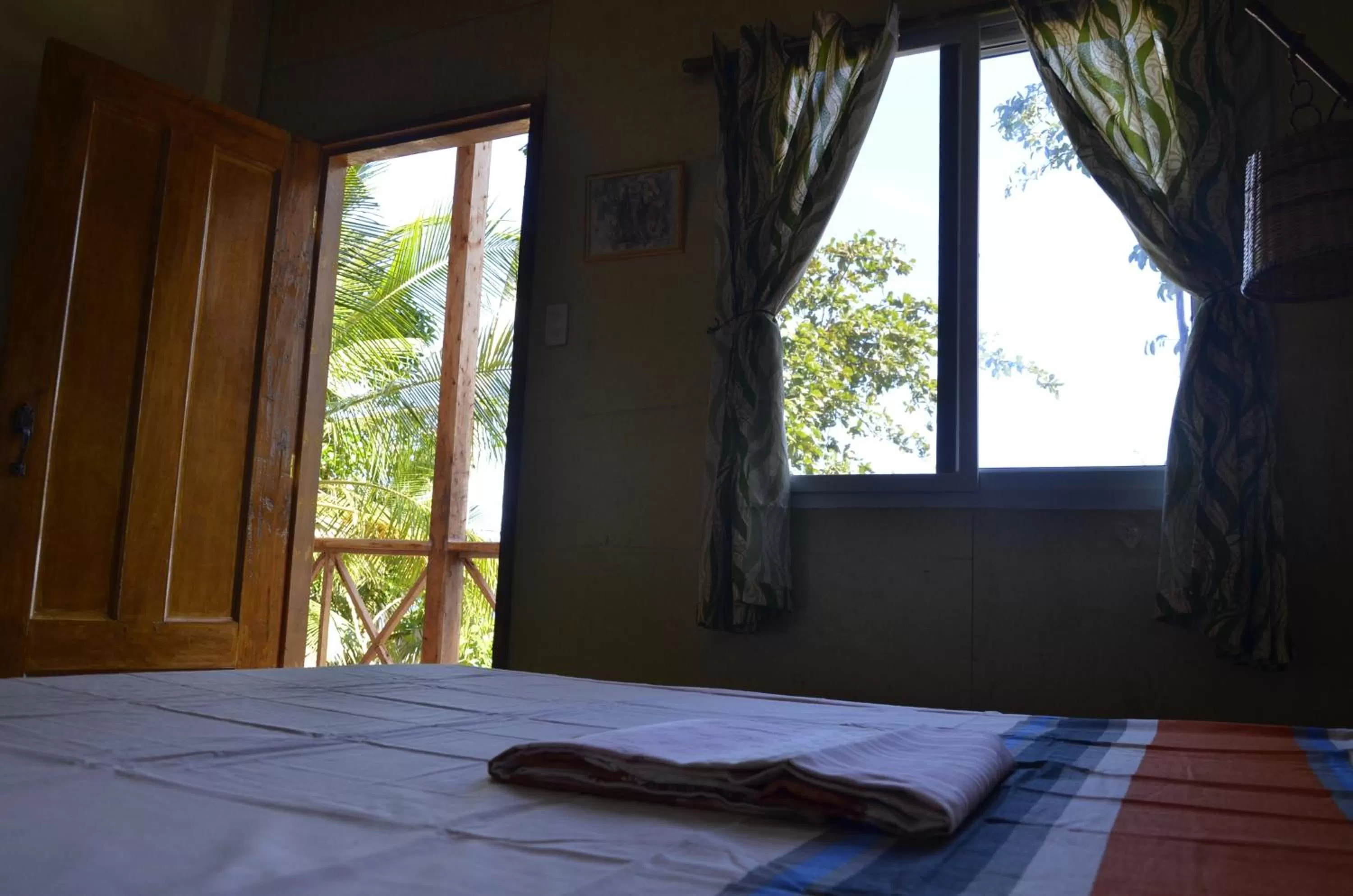 Bedroom, Bed in Paseo Del Mar Seaside Inn