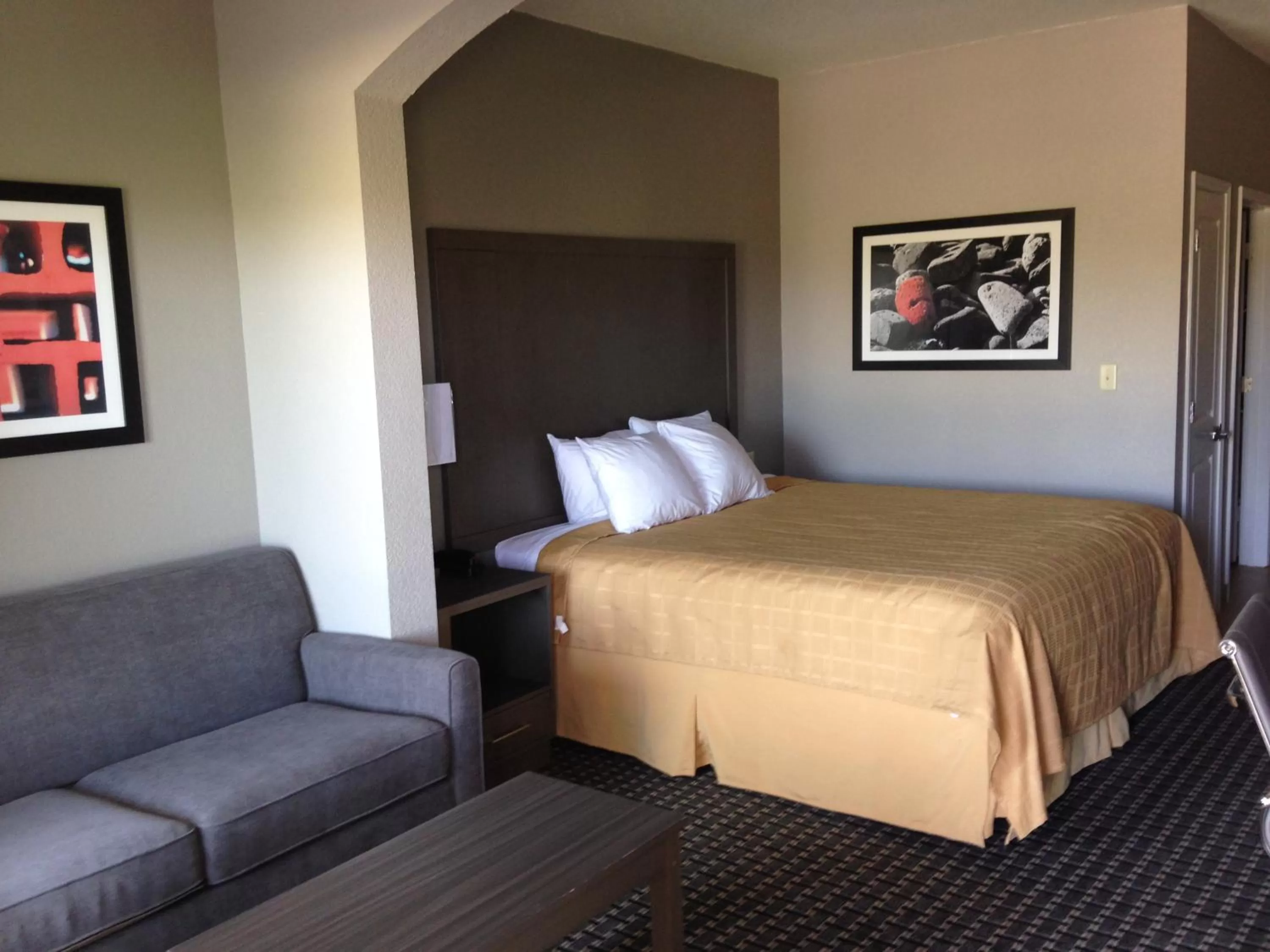 Photo of the whole room, Bed in Scottish Inn & Suites Cotulla, TX