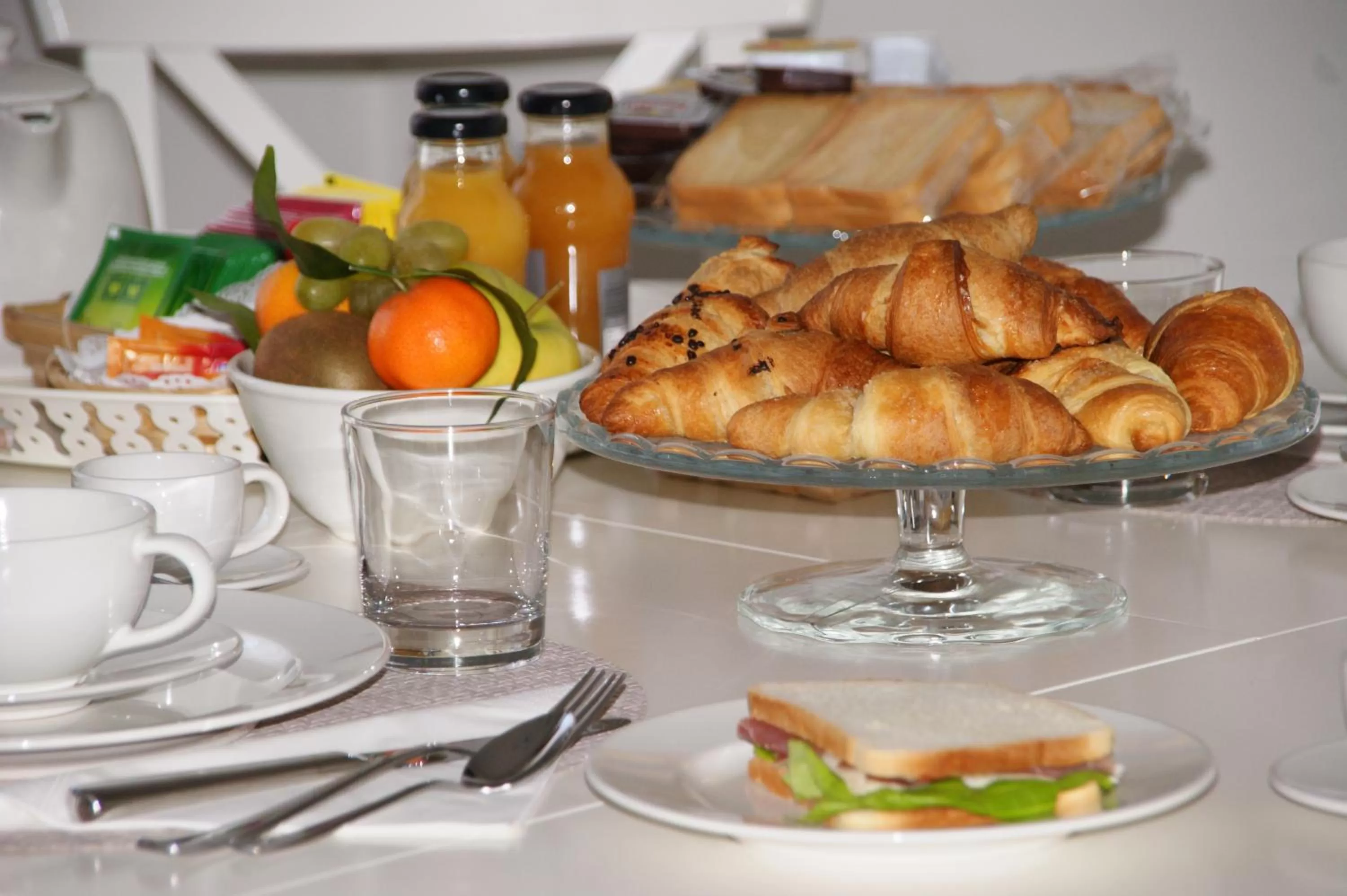 Food and drinks in LA DAMA ROOM&BREAKFAST