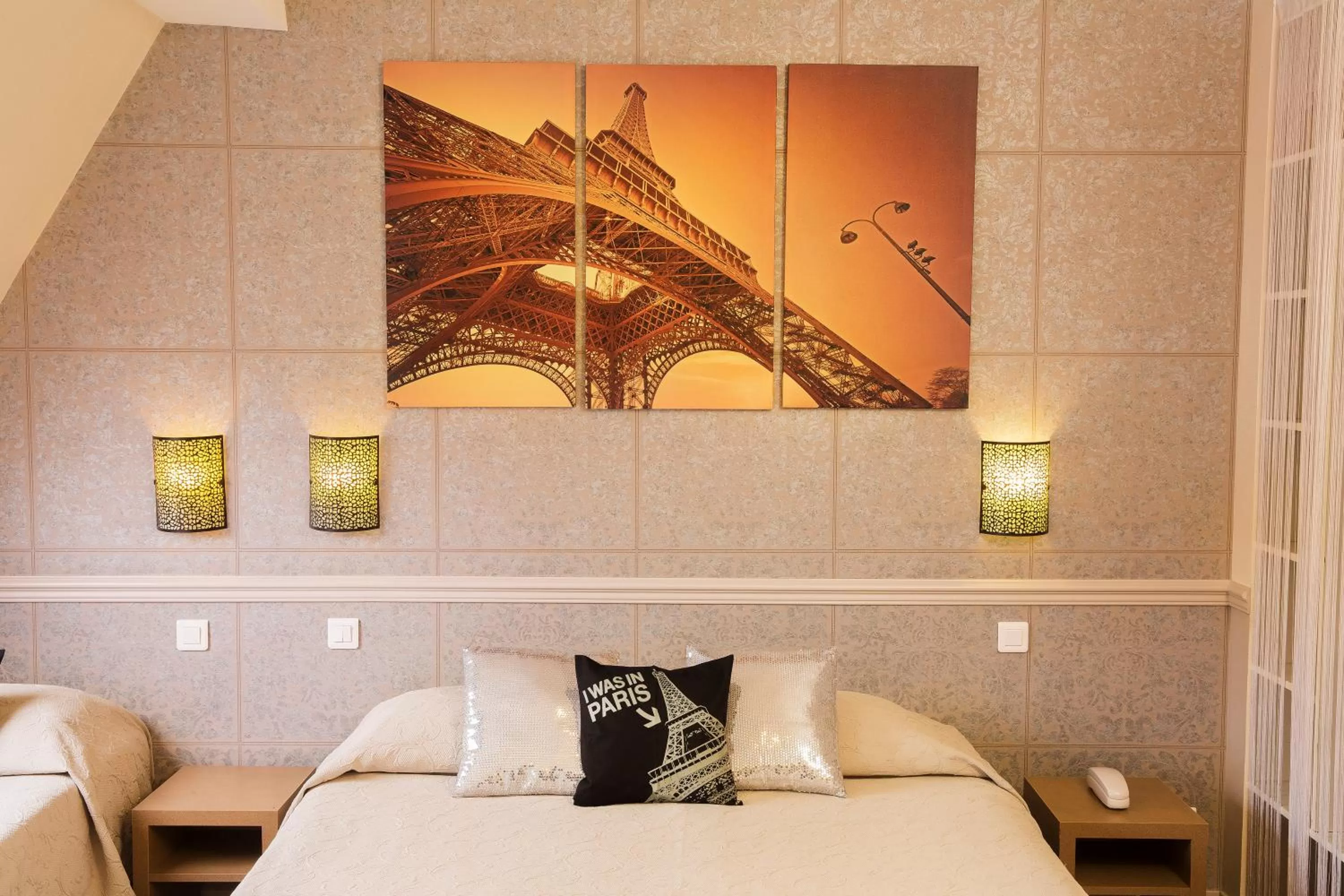 Bed in Hotel De La Cite Rougemont