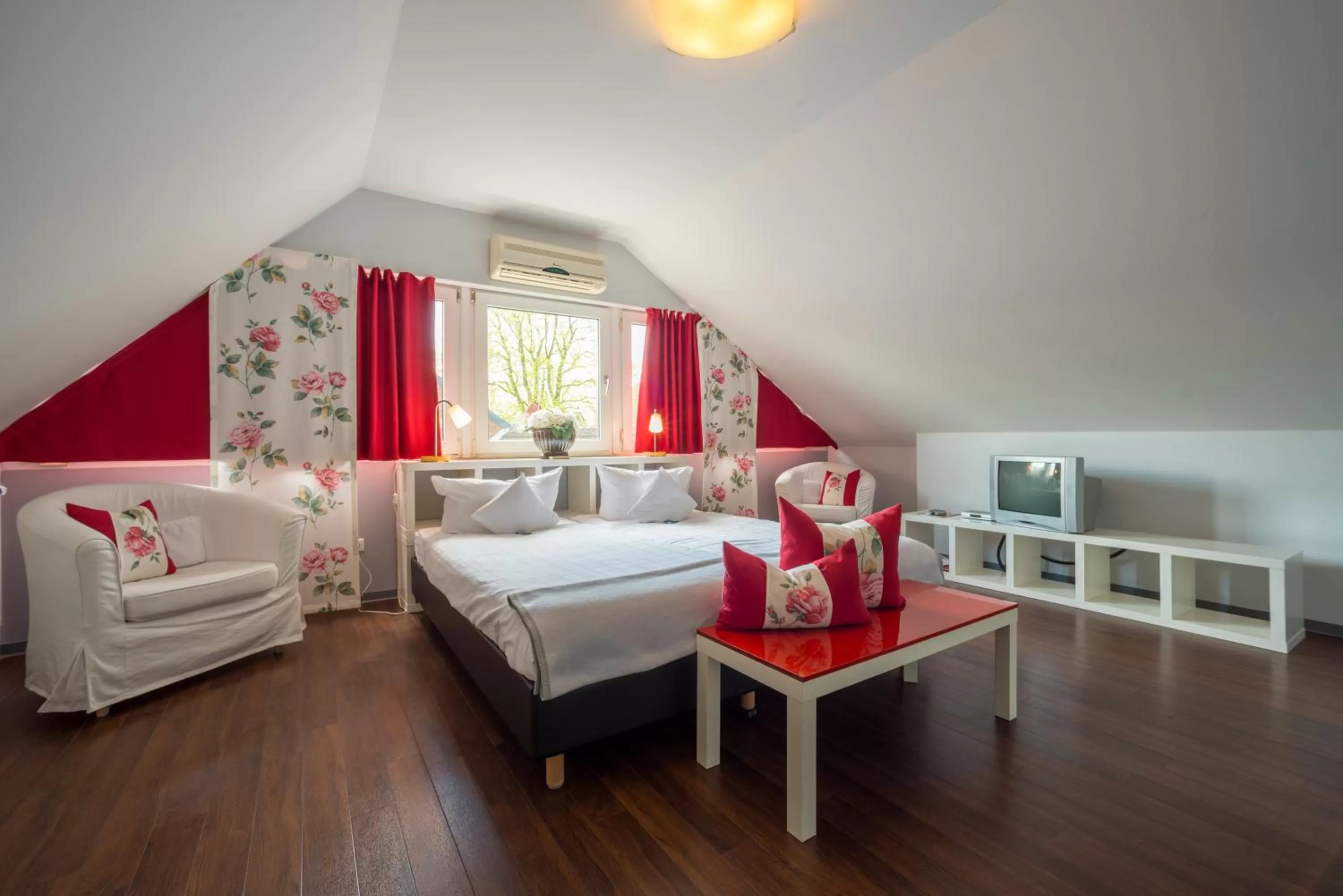 Photo of the whole room, Bed in zuhause bei Hoffmann