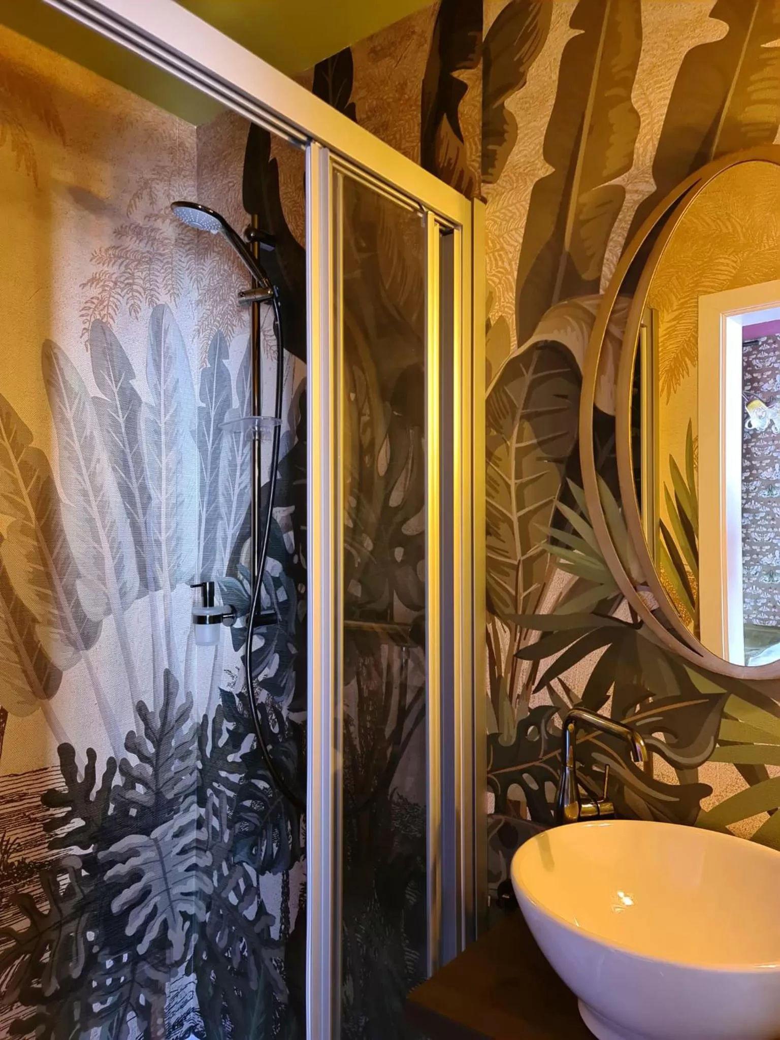 Shower in The Henry Self Check-In Guesthouse