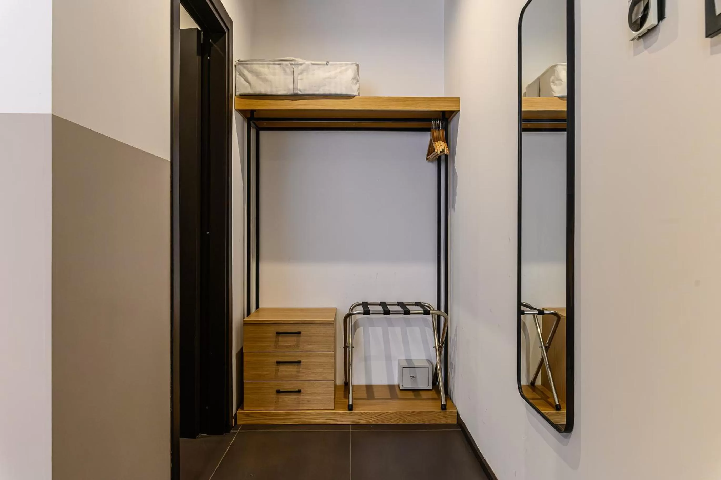 wardrobe, Bed in Central Lodge Hotel