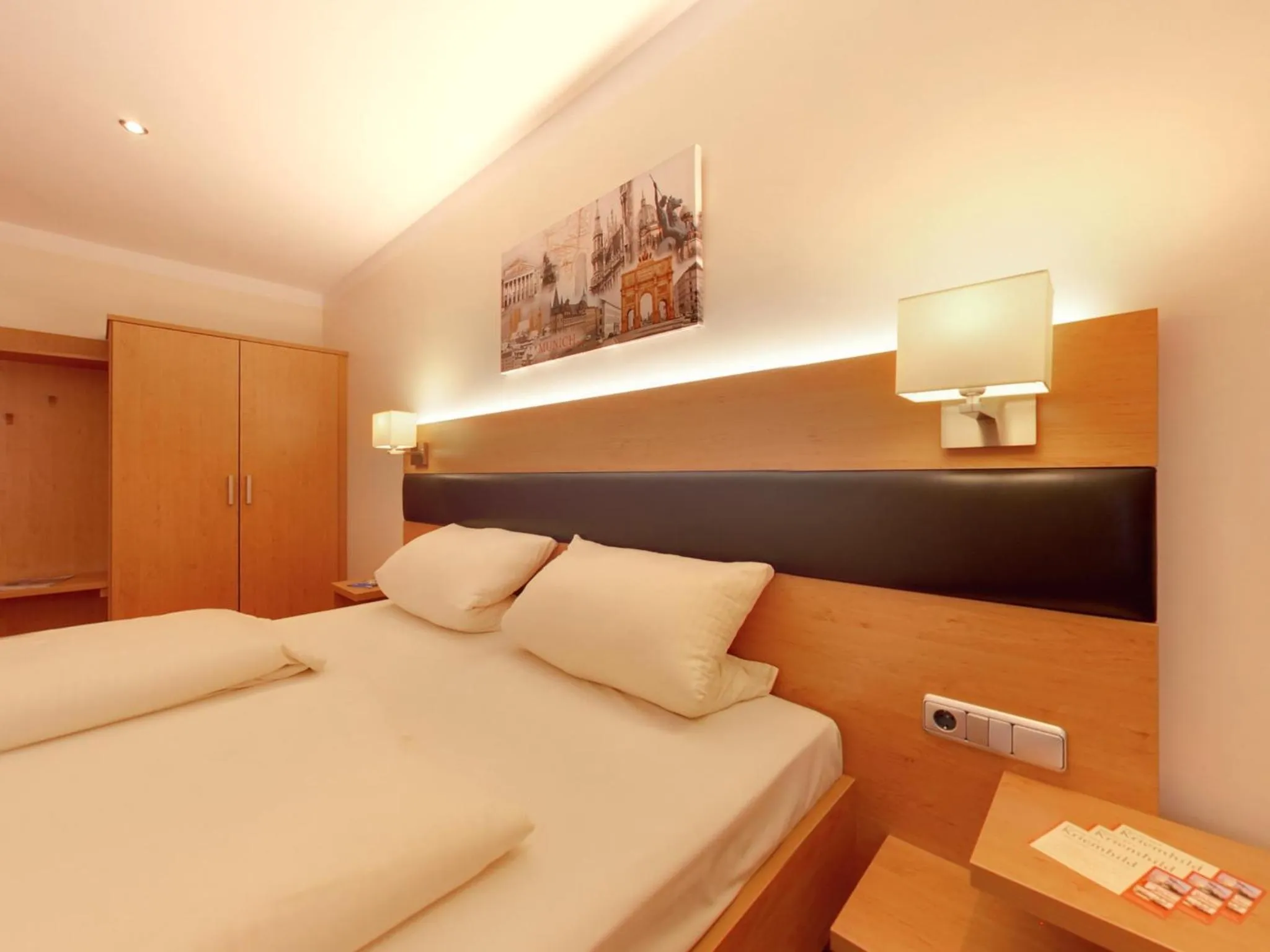 Photo of the whole room, Bed in Hotel Kriemhild am Hirschgarten