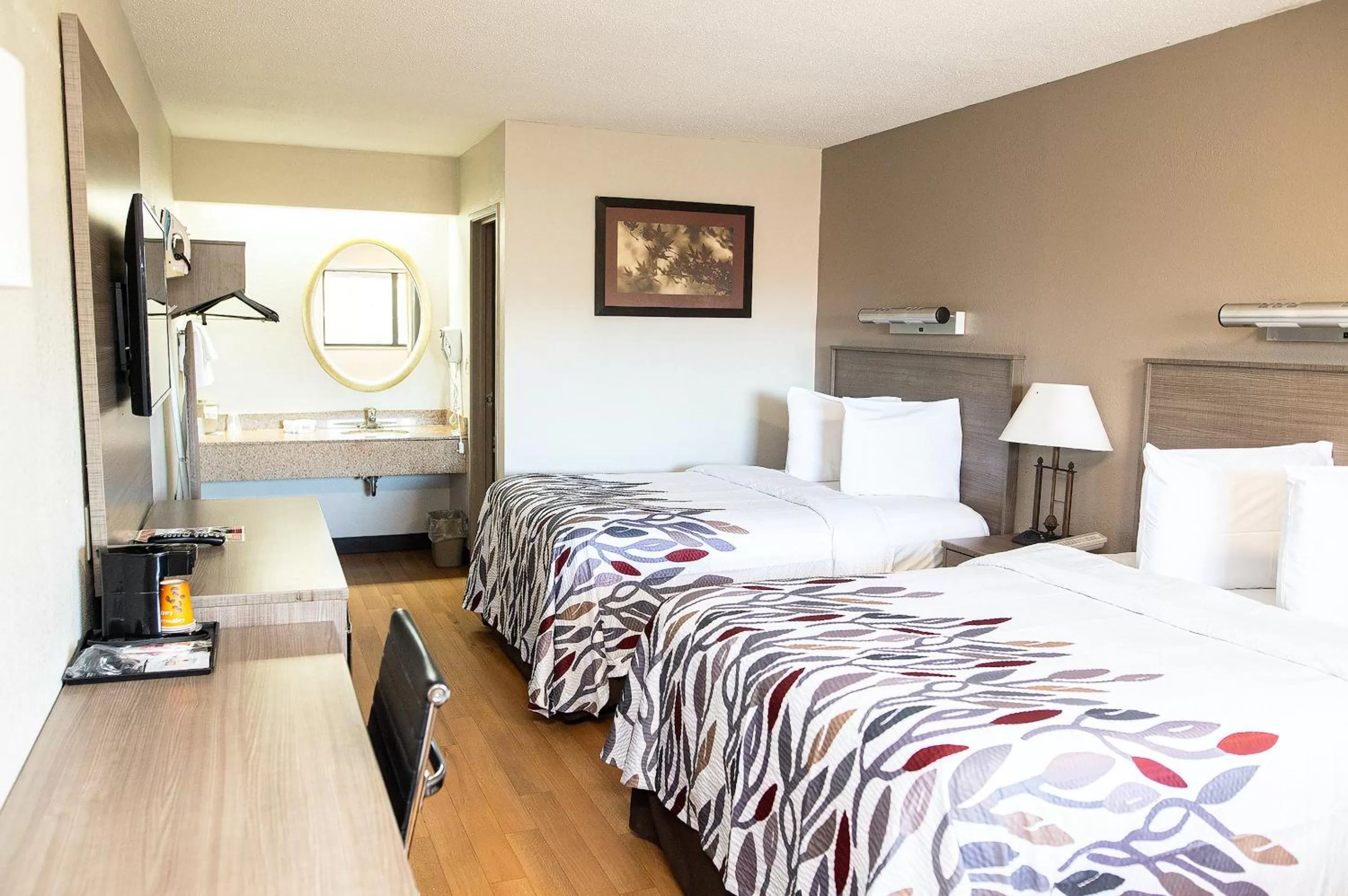 Photo of the whole room, Bed in Red Roof Inn Rochester - Henrietta