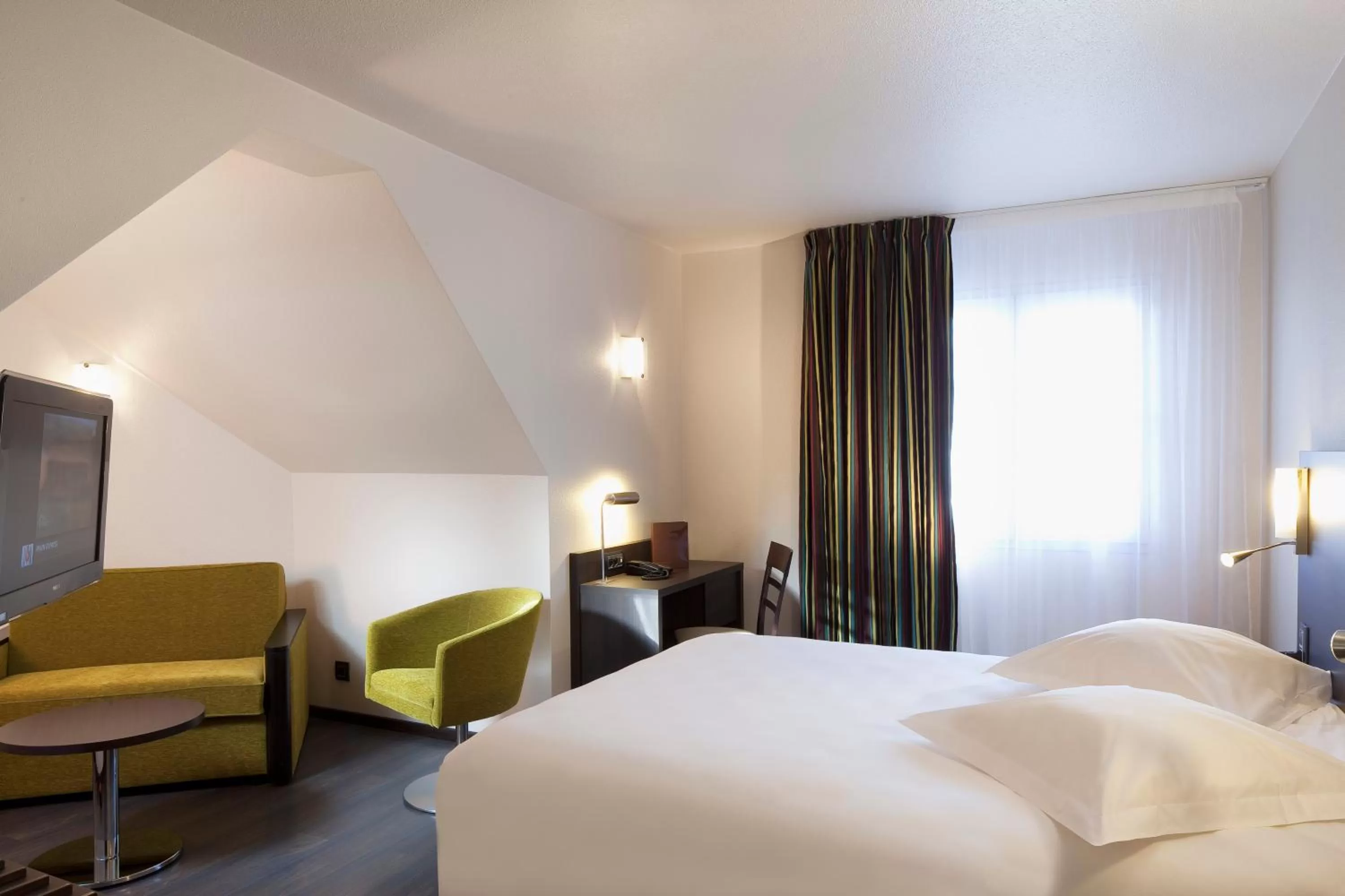 Photo of the whole room, Bed in Escale Oceania Vannes Centre