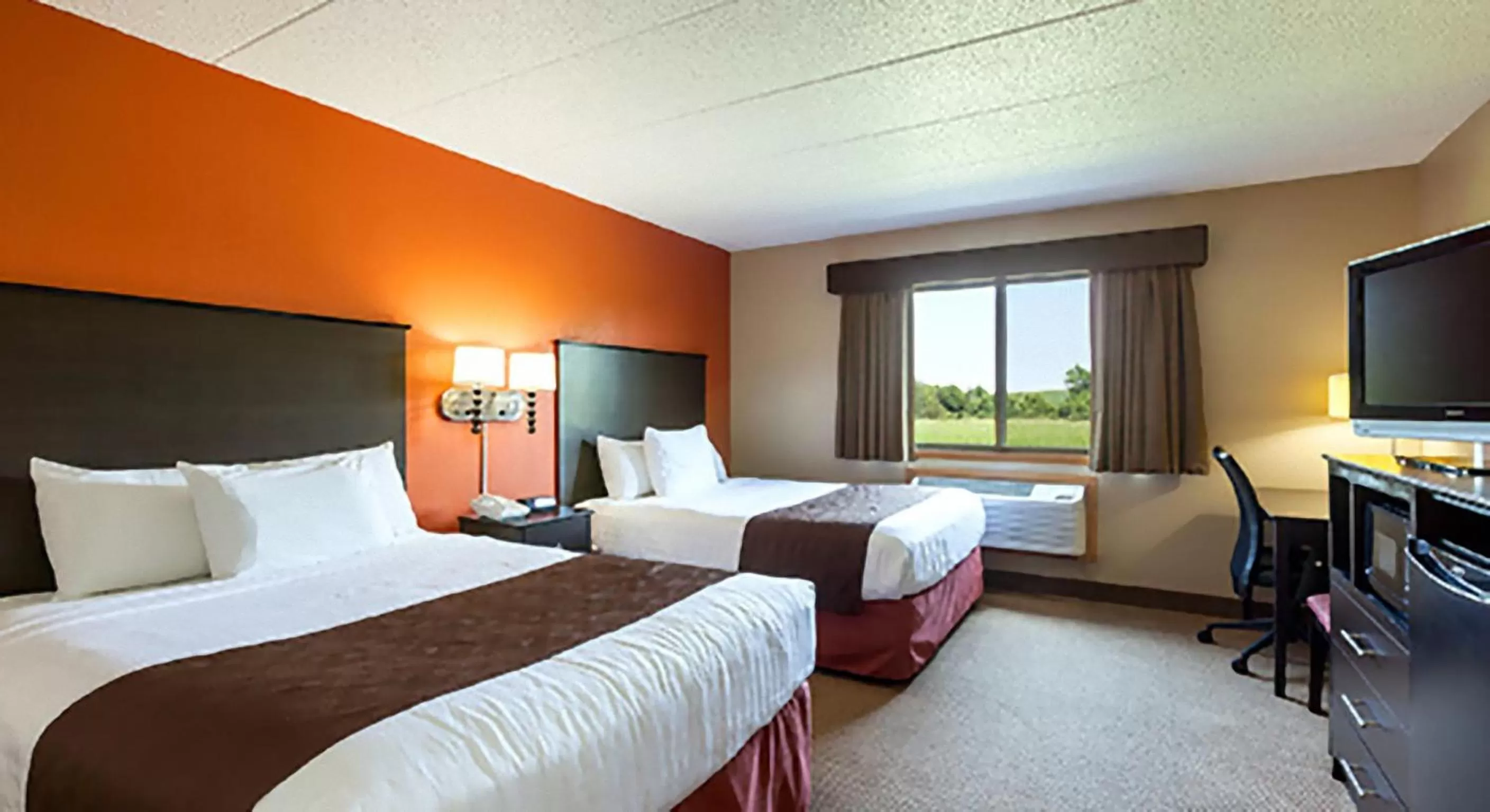 Bed in AmericInn by Wyndham Algona