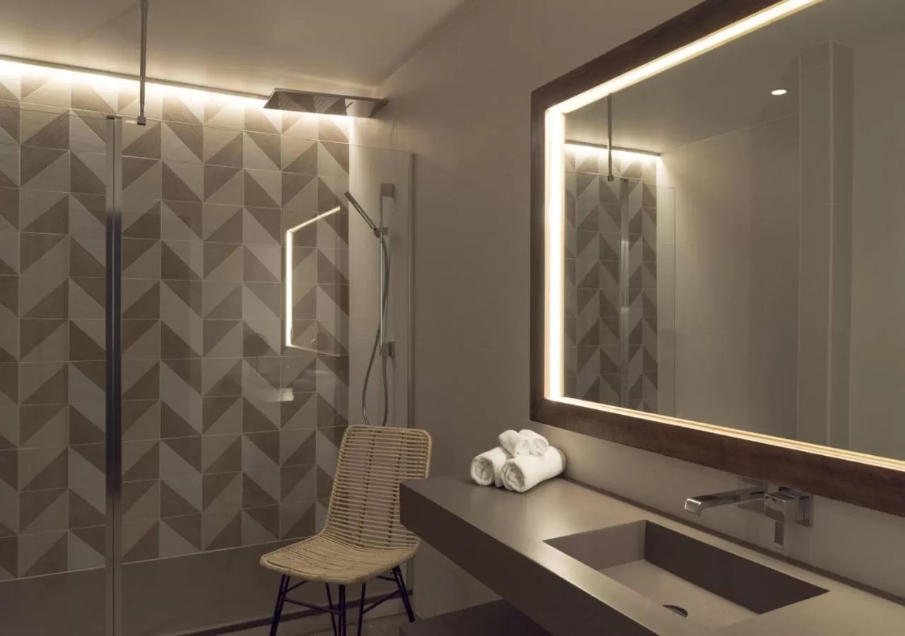 Shower in Hôtel Les Frères Ibarboure