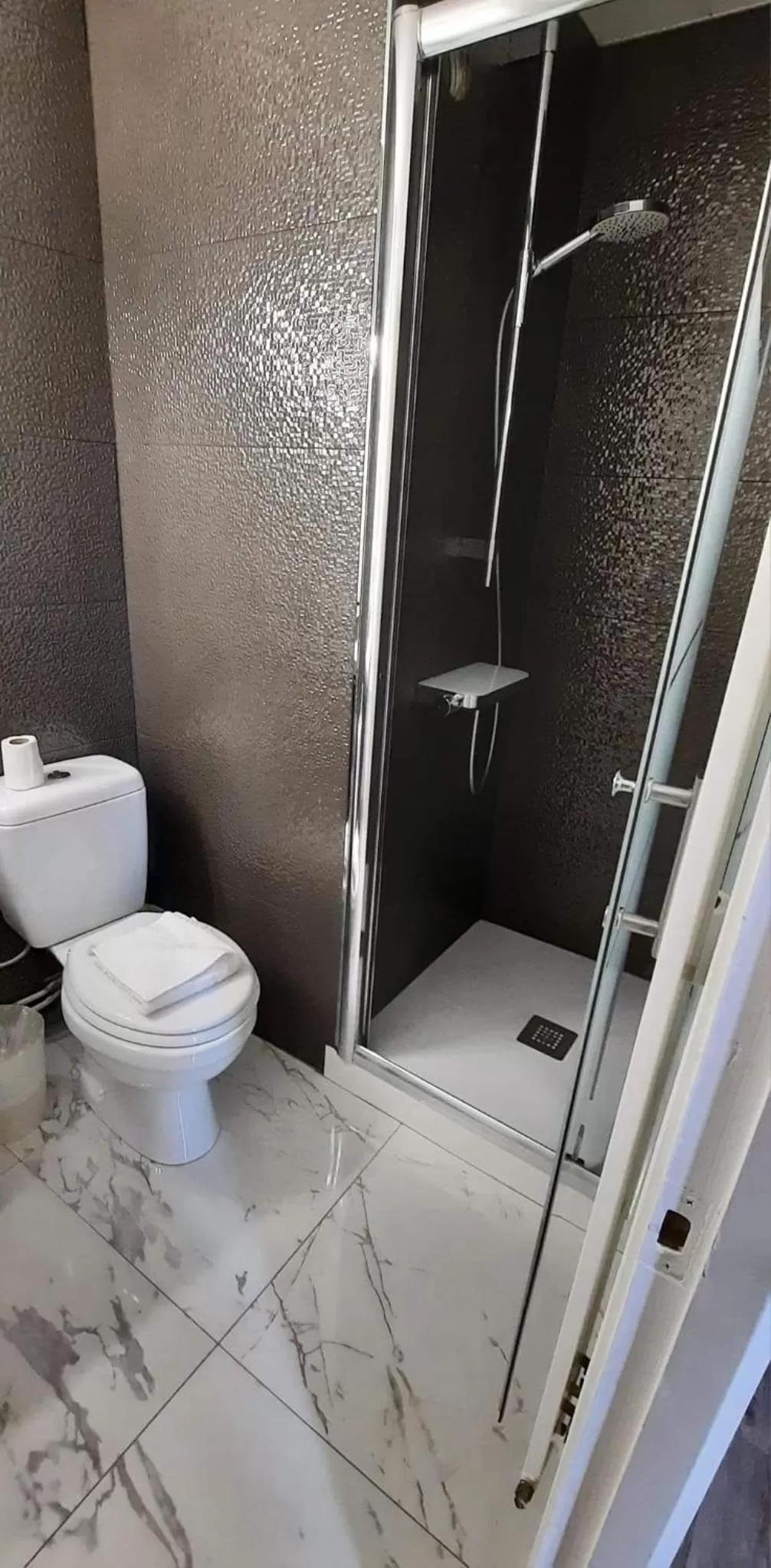 Bathroom in Hôtel de France