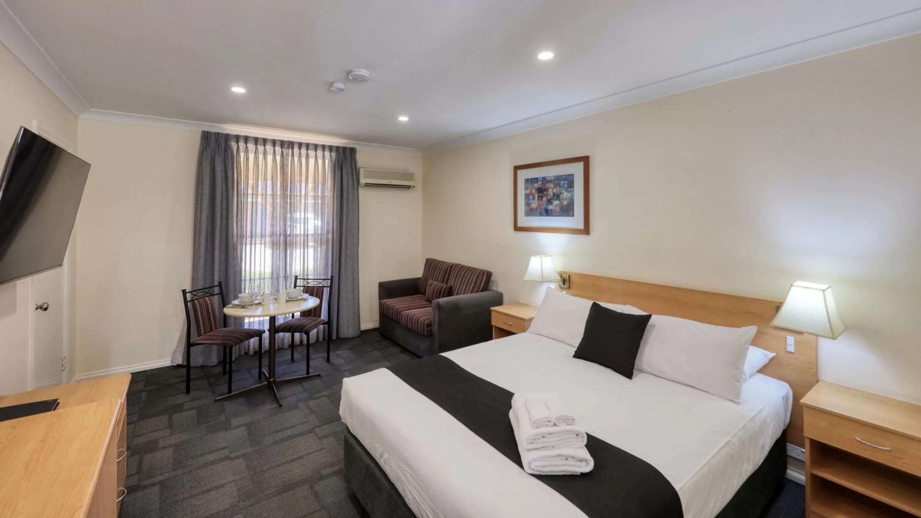 Bed in Bushman's Motor Inn